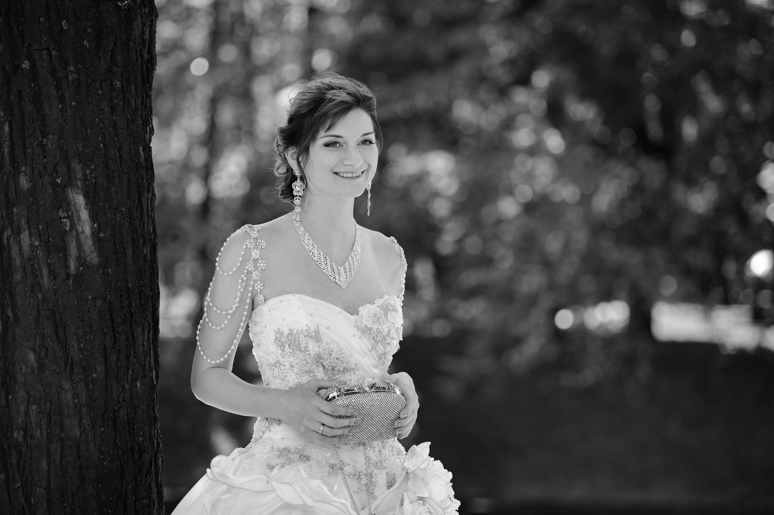 Черно-белая свадебная постановочная фотосессия в парке для молодоженов на прогулке в САнкт-Петербурге.