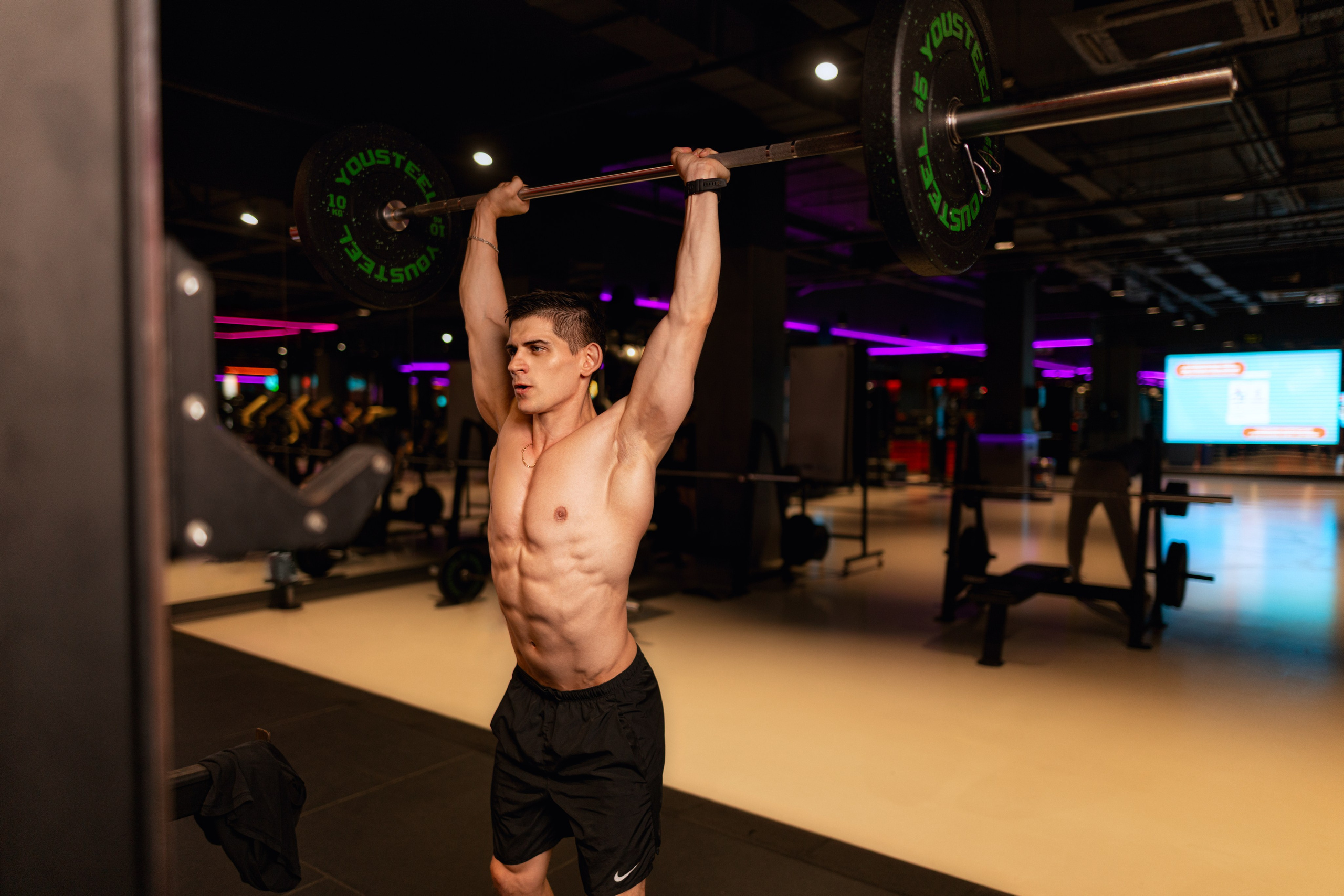 Фотосет в Владом в тренажерном зале для контента. Дмитрий Шульгин, портретный фотограф в Воронеже