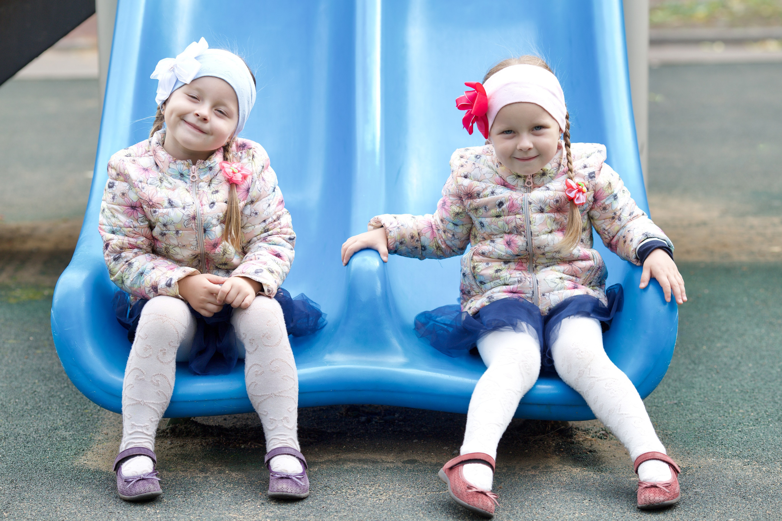 Фотосессия близняшек на детской площадке. Школьные выпускные альбомы в Москве Марина Николаева