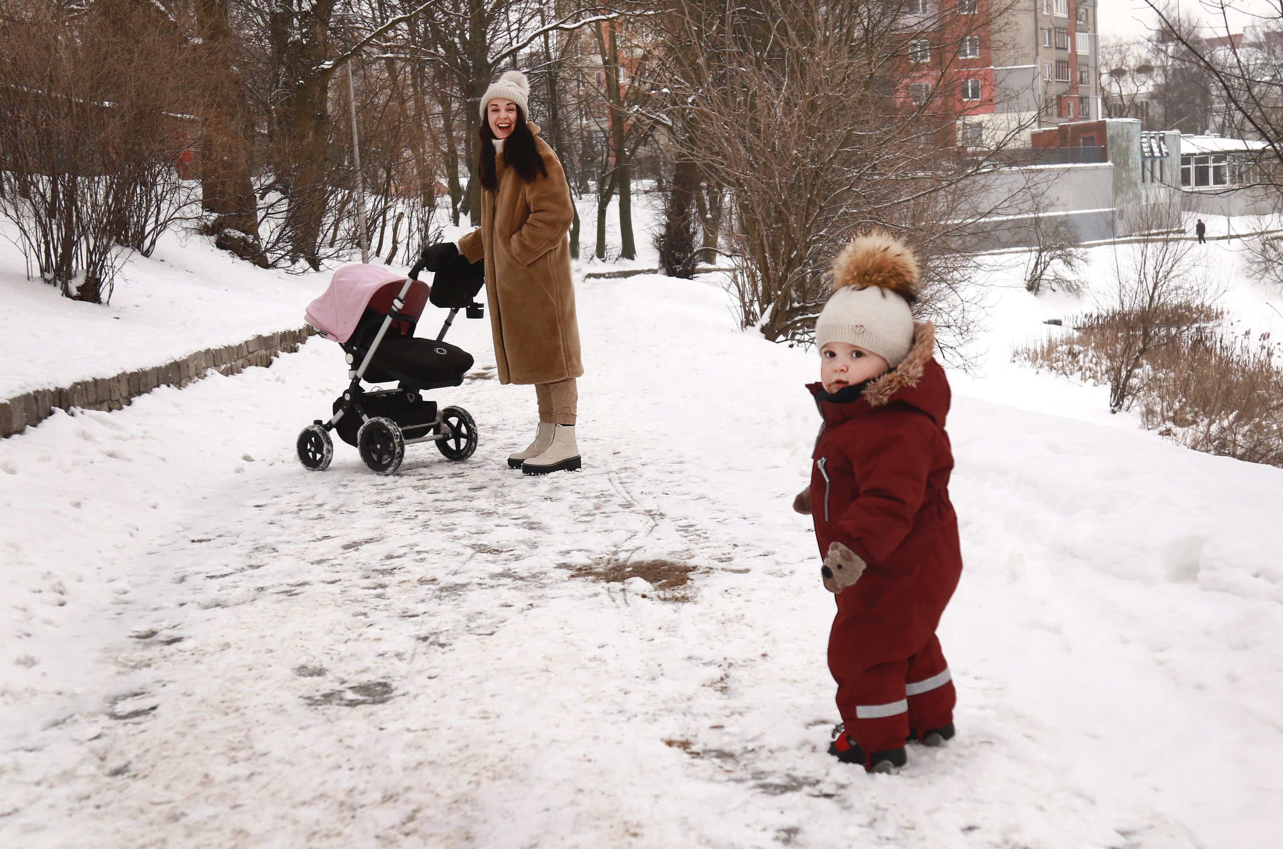 мама и дочка на прогулке зимой