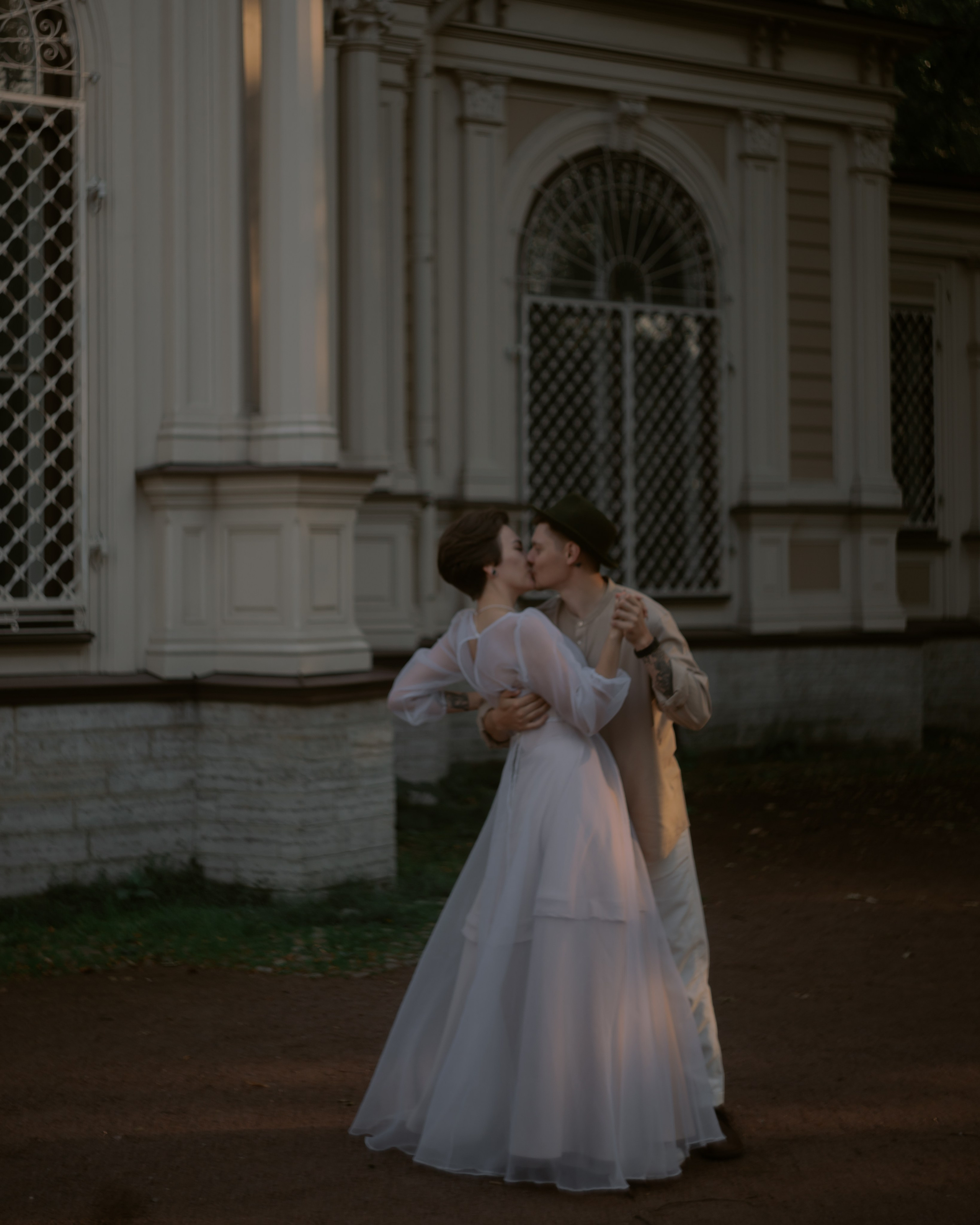 свадебная фотосессия в парке со старинной усадьбой в Санкт-Петербурге
