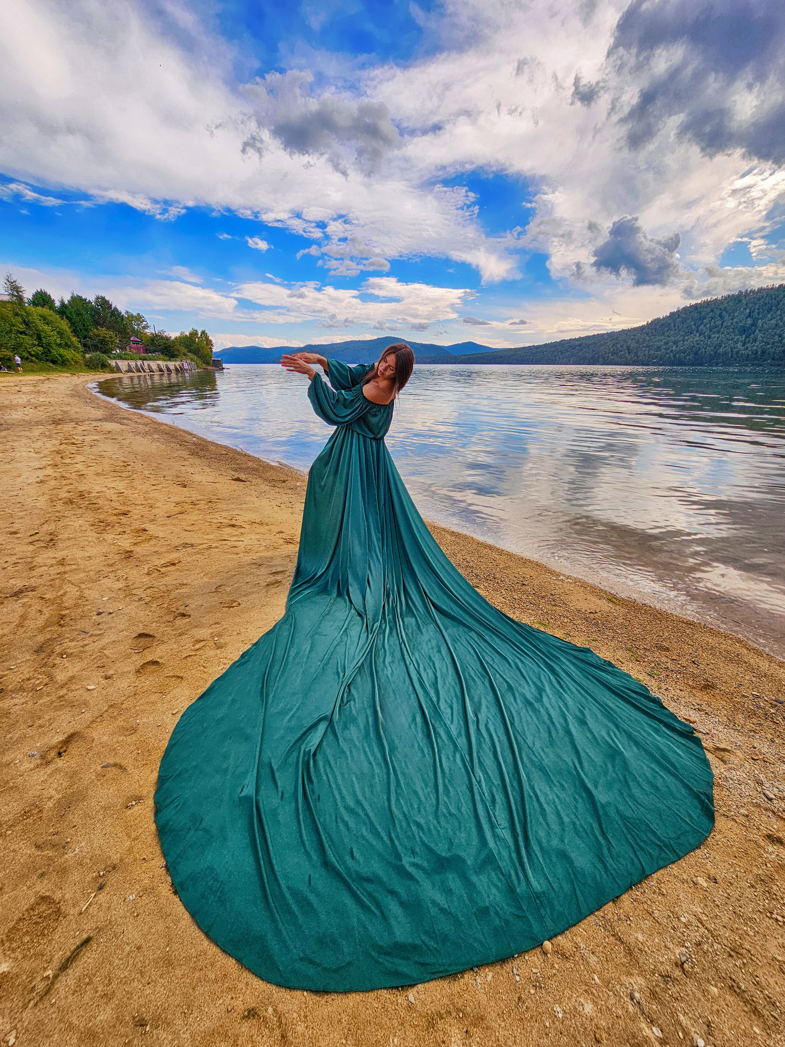 Платье летящее темно-зеленое со шлейфом для фотосессии в Иркутске на Байкале