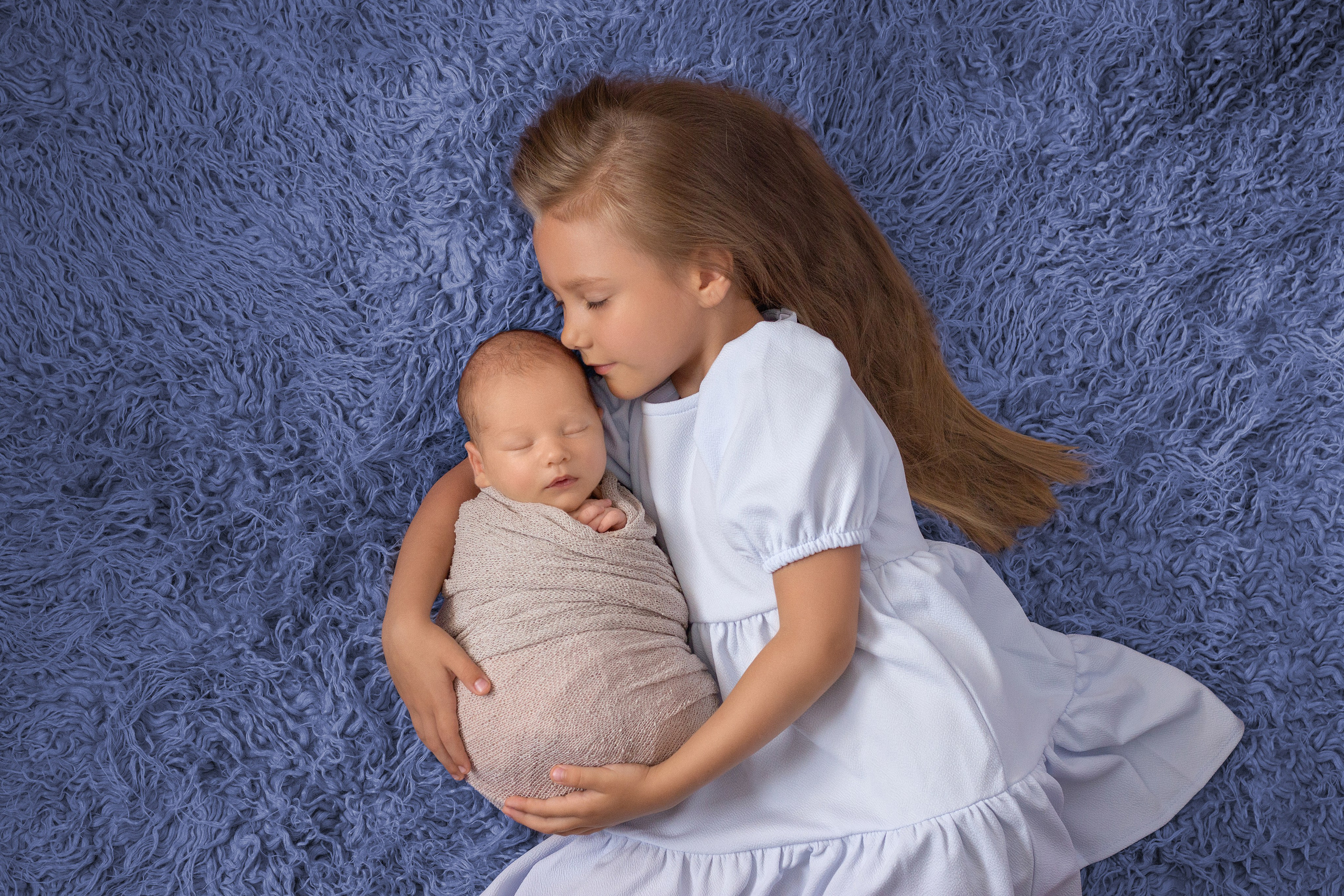 Фотосессия спящего новорождённого мальчика со старшей сестрой