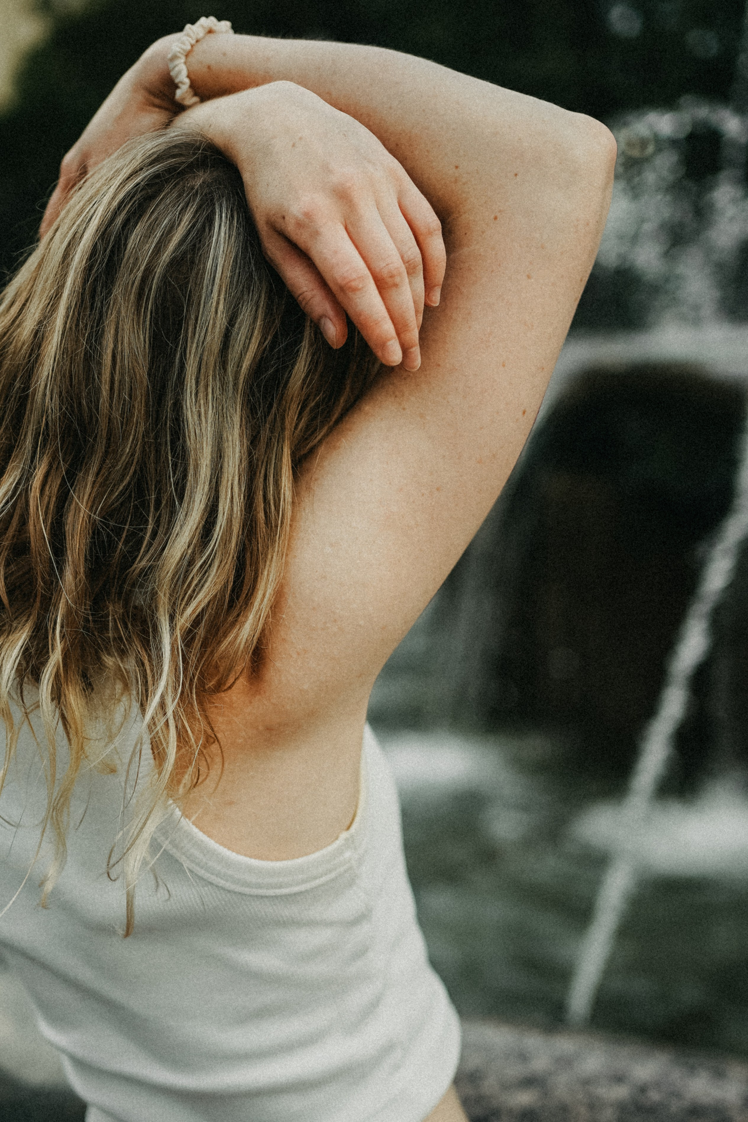 Девушка по городу шагает босиком. Фотограф Наталья Колганова