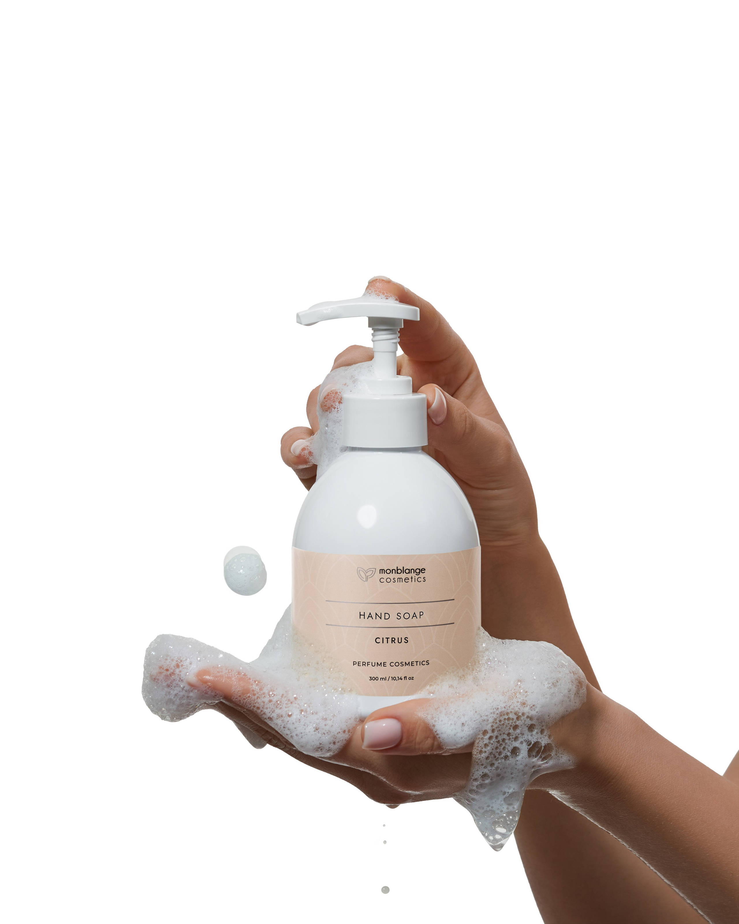 Руки в пене держат мыло для рук