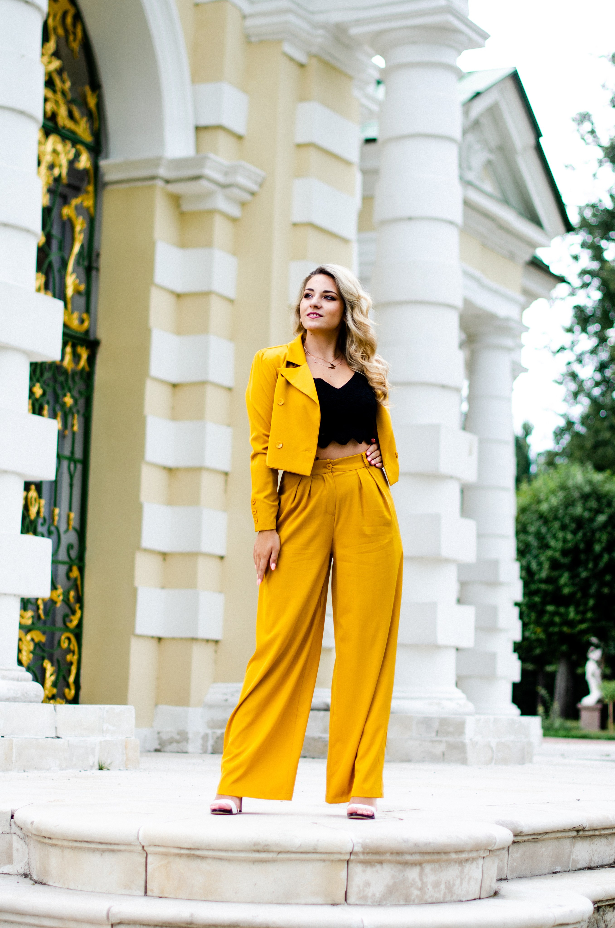 Park, woman in yellow, nature. Family, portrait, content photo in Costa Rica Evgeniya Besprozvannykh