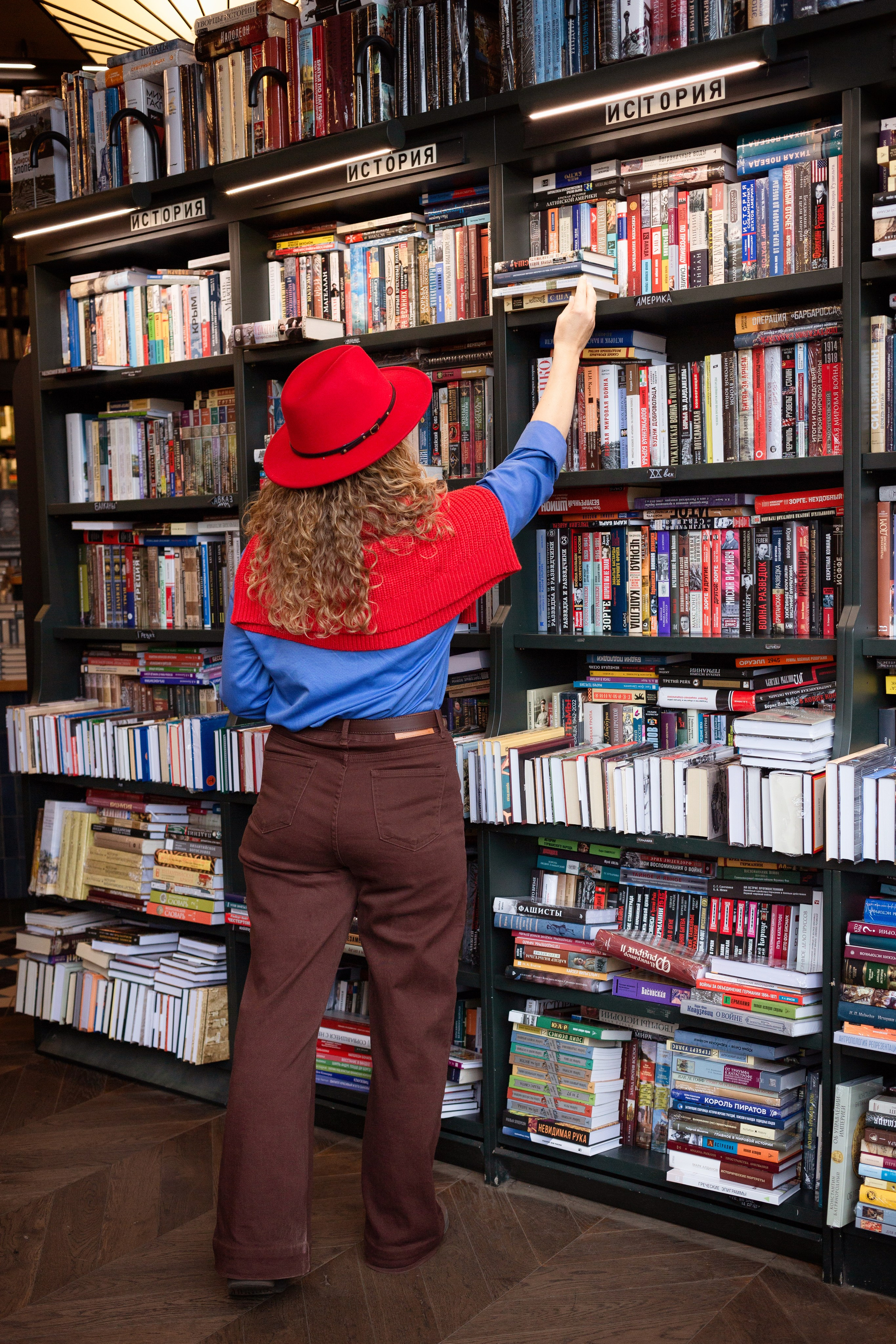 Фотосессия в СПб и книжном магазине Подписные издания. Портретные фотосессии, контент-съемки, репортаж