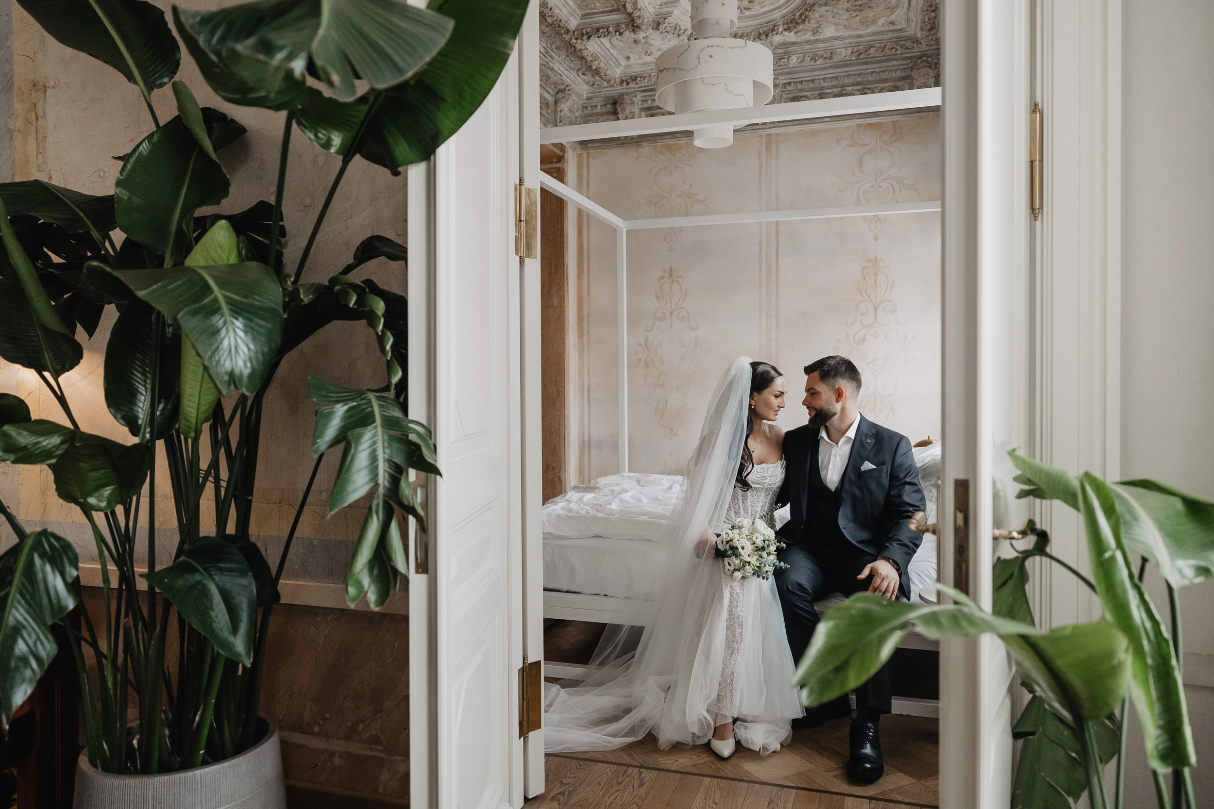 Свадебная фотосессия в&nbsp;отеле Twelve Reasons в&nbsp;Москве