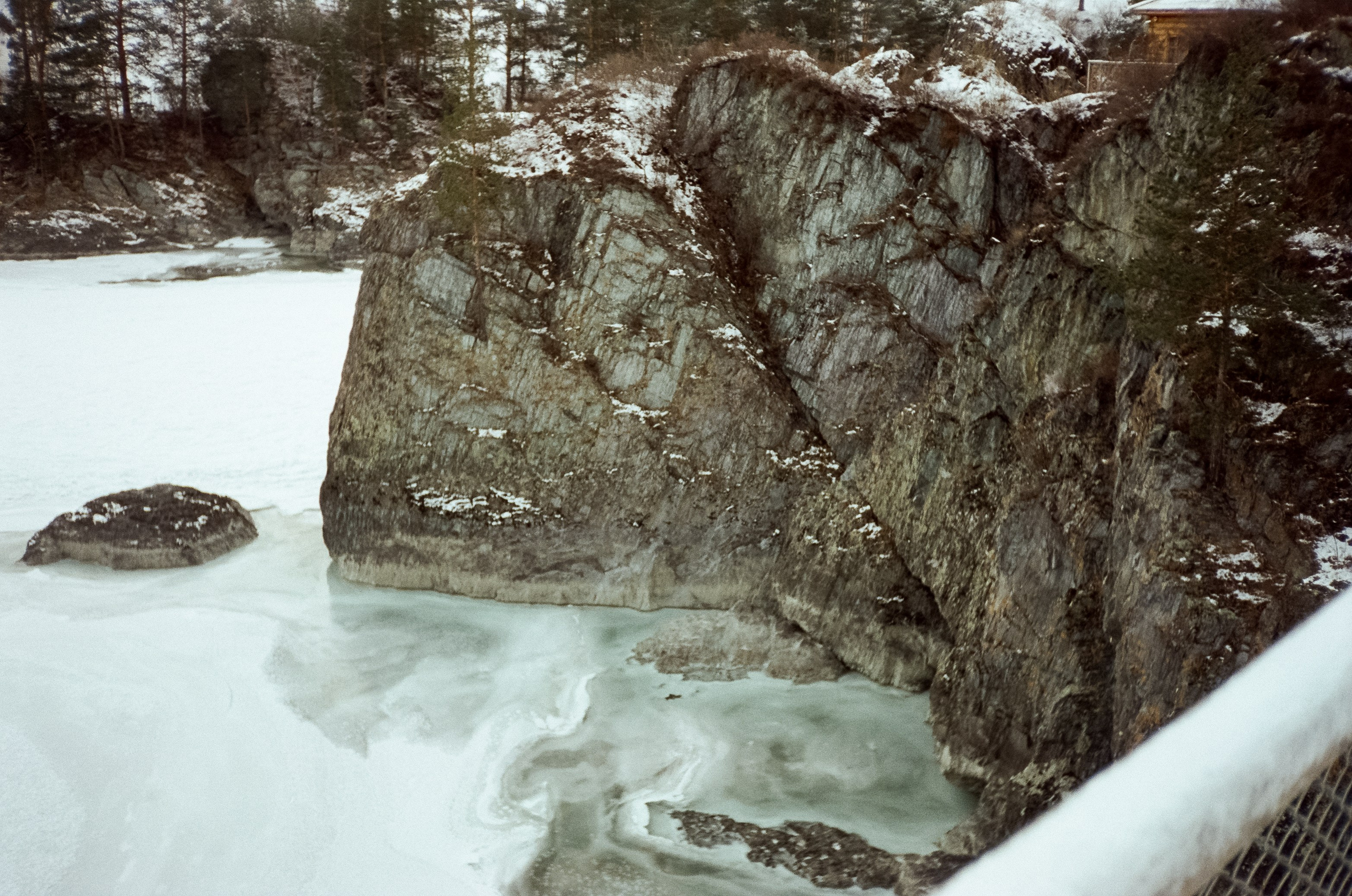 Остров Патмос зимой. Подвесной мост, льды и скалы. Фотограф-документалист Мария Осокина