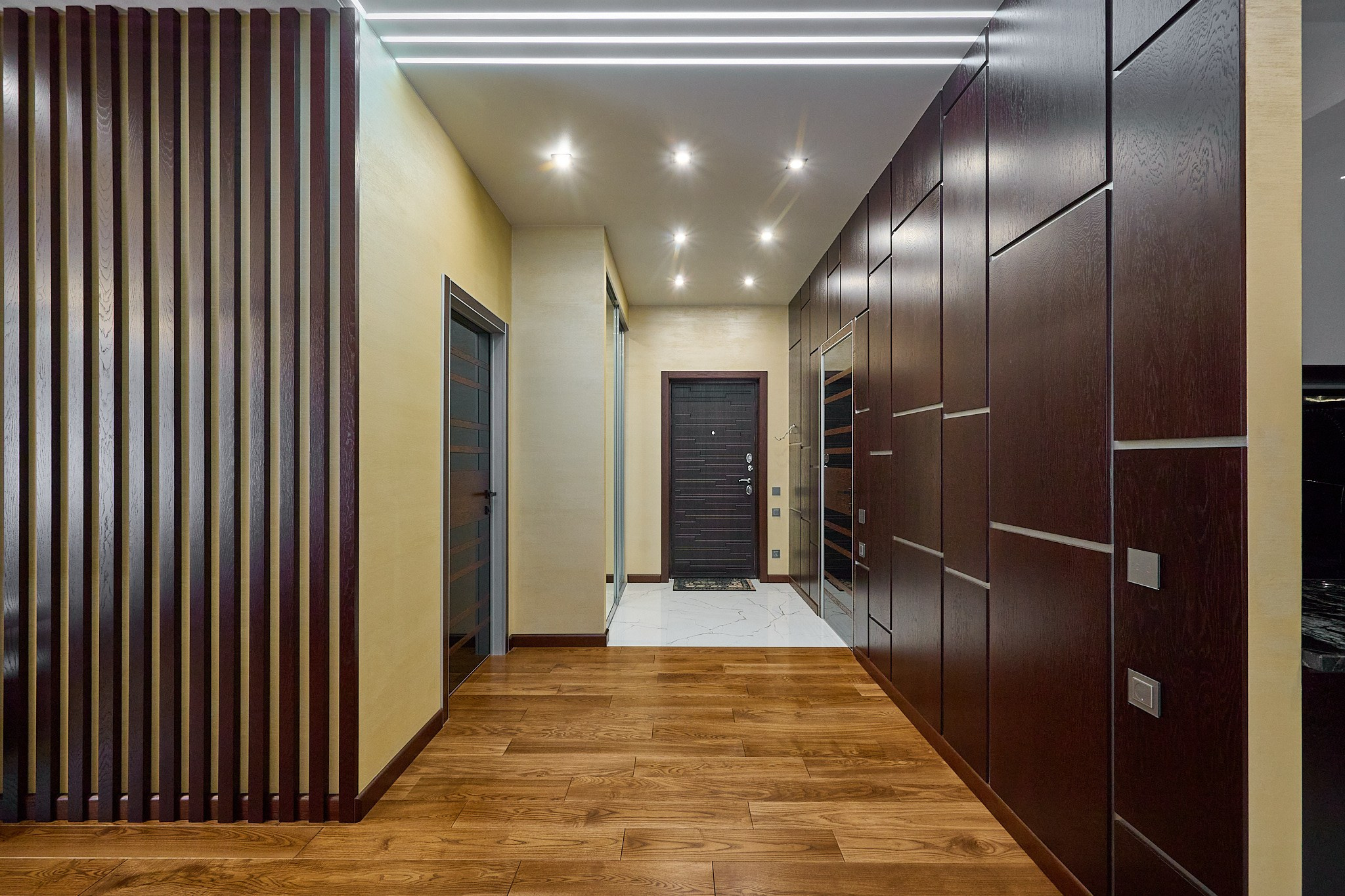 темно светлый коридор с черной входной дверью 