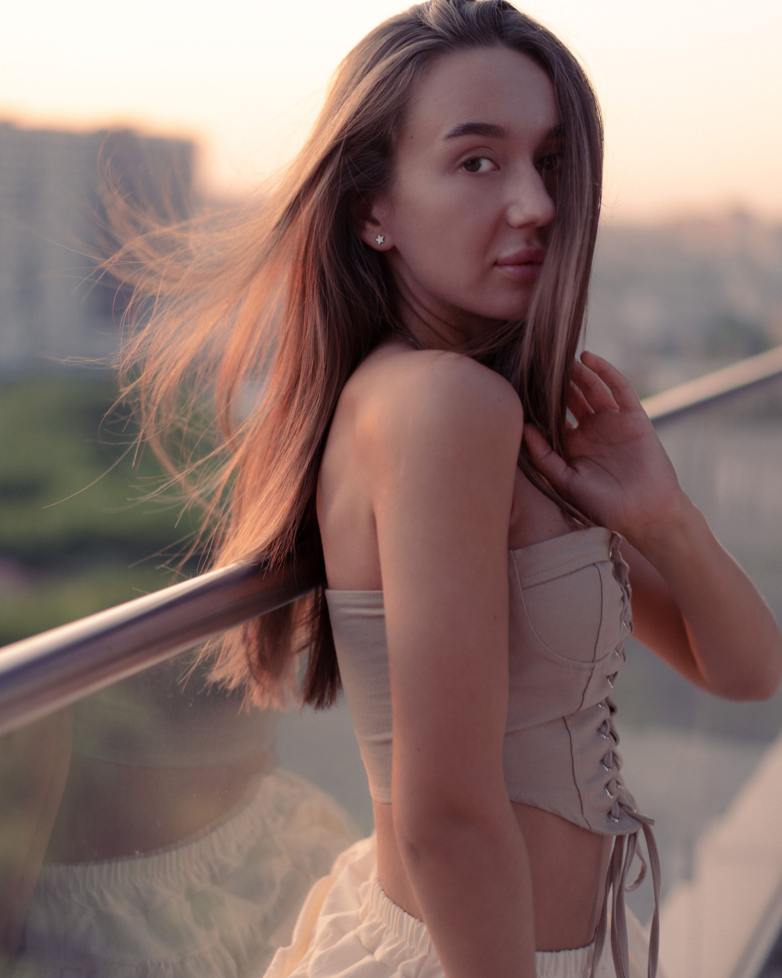 Красивый женский портрет с волосами на ветру