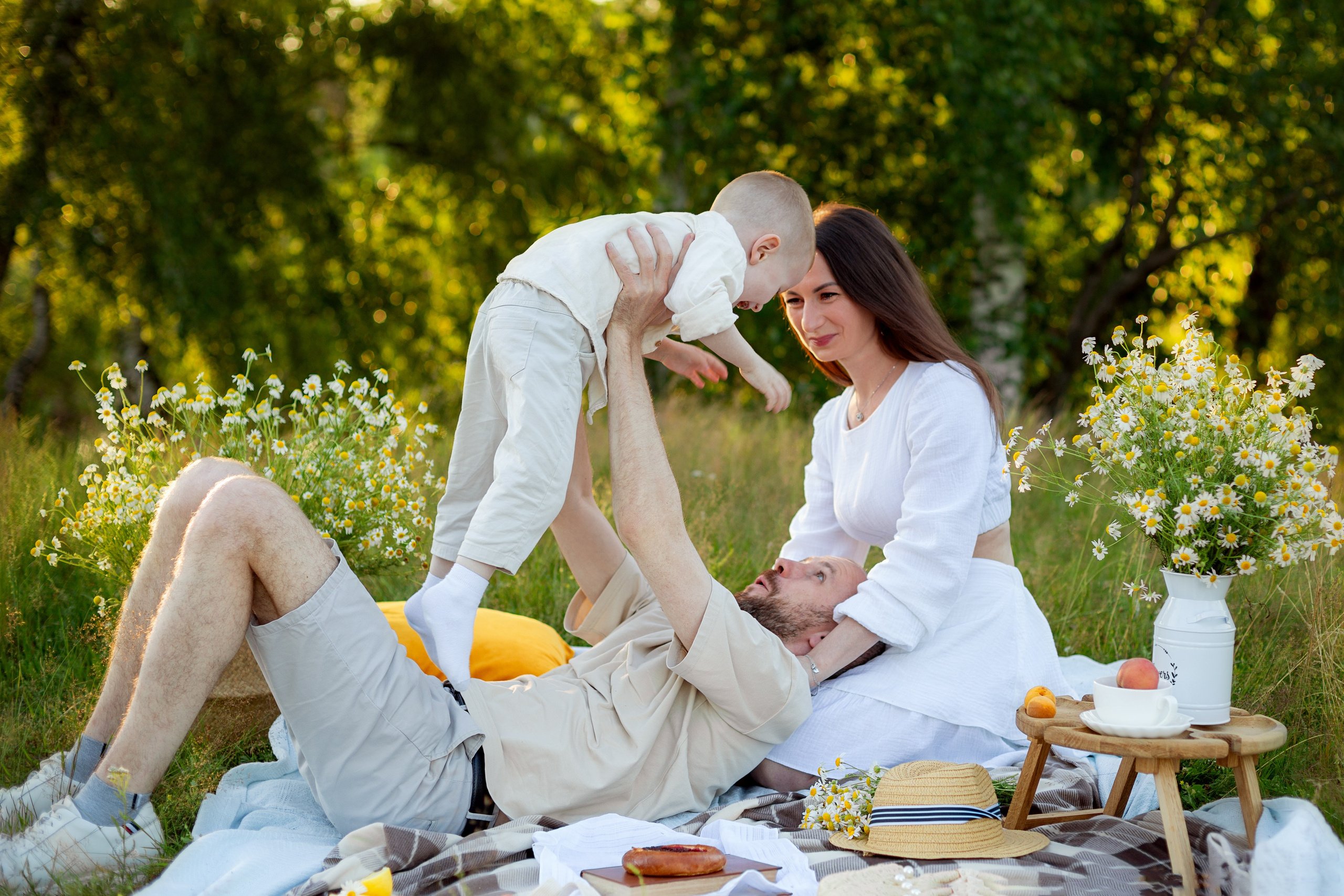 Семейный летний пикник с велосипедом. Фотограф Ульянкина Мария