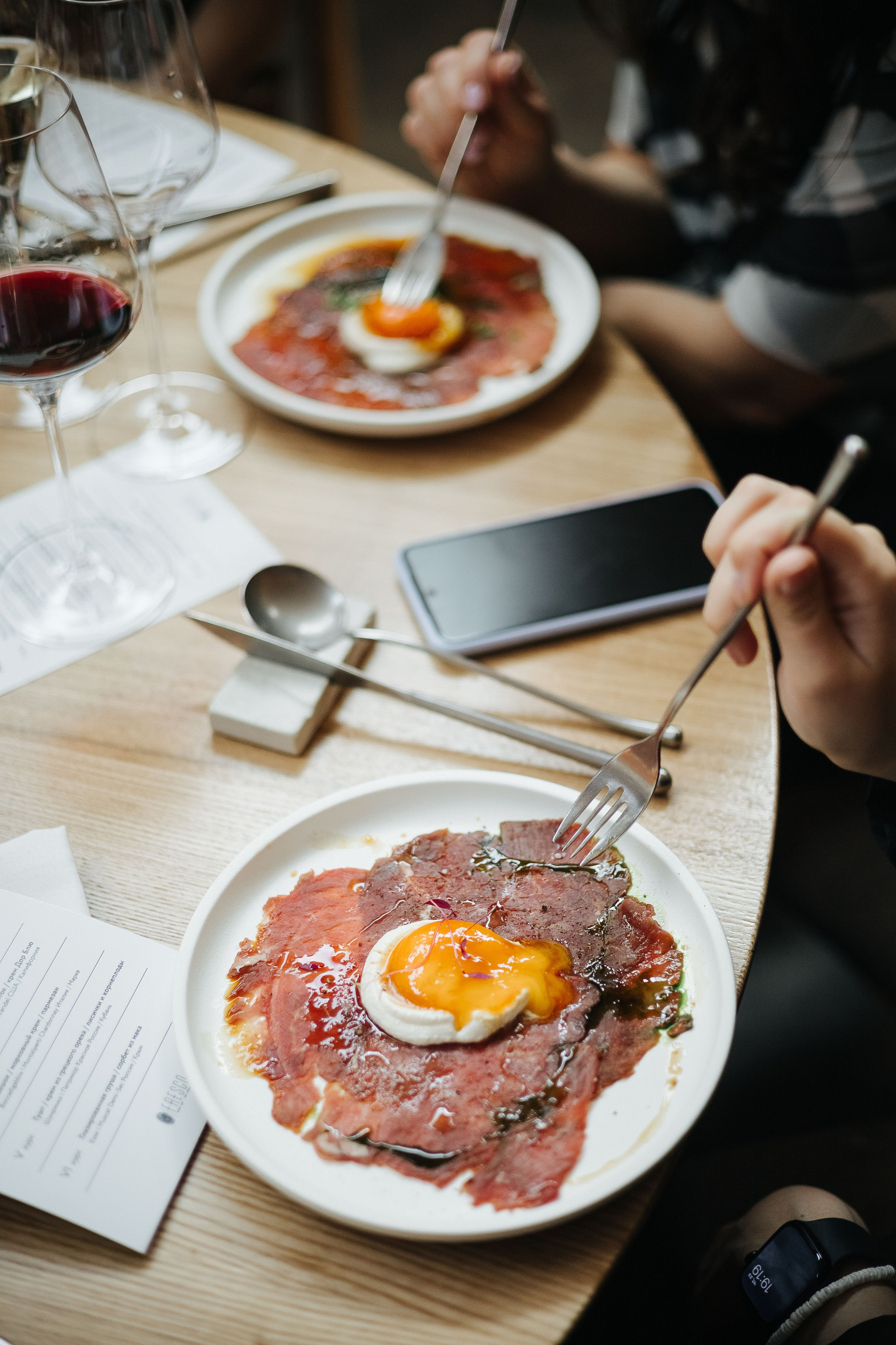 Презентация открытия магазина женской одежды GLVR в ресторане Fresco. Фотограф в Красноярске Надежда Воскресенская