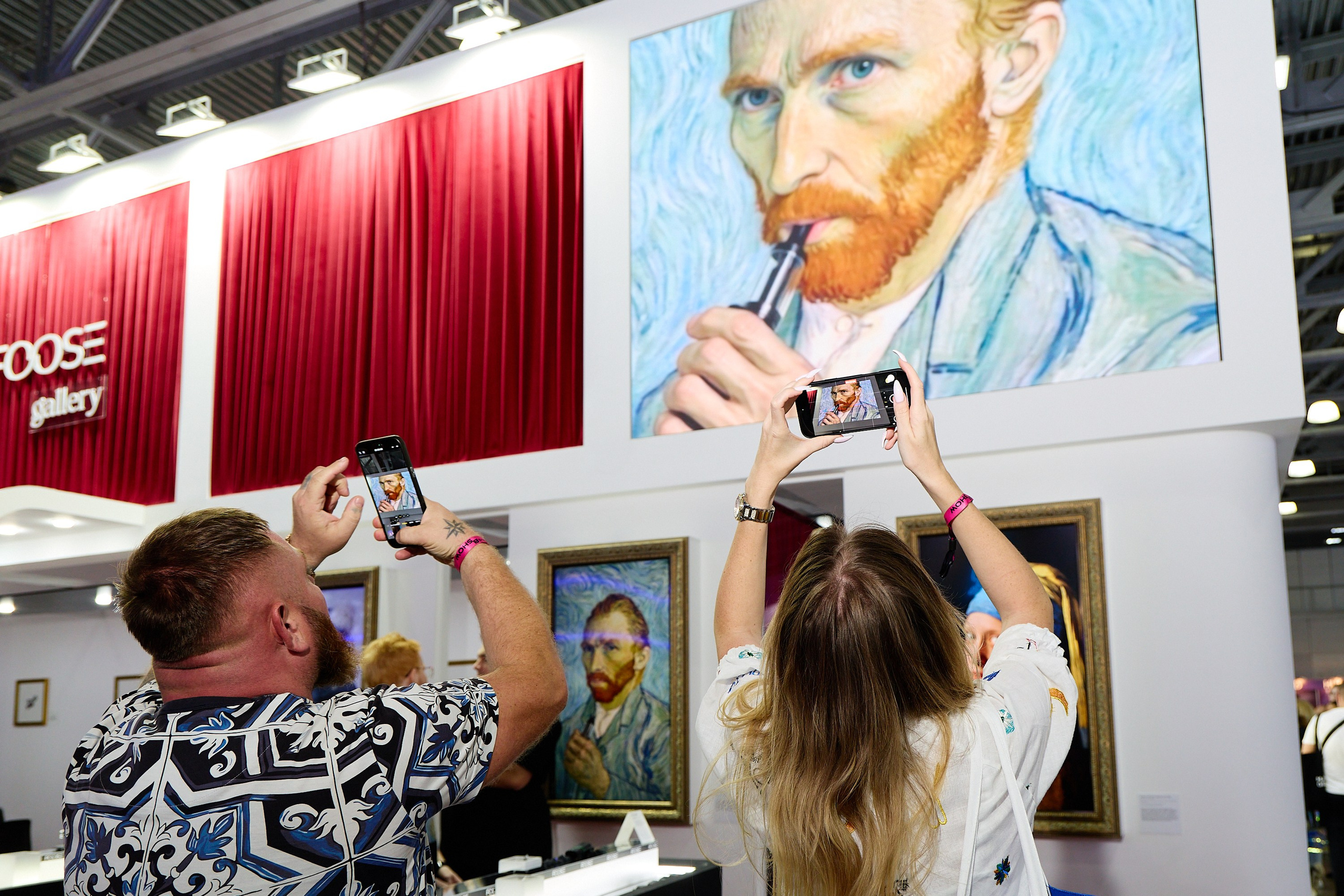 фотография красивого стенда на выставке 