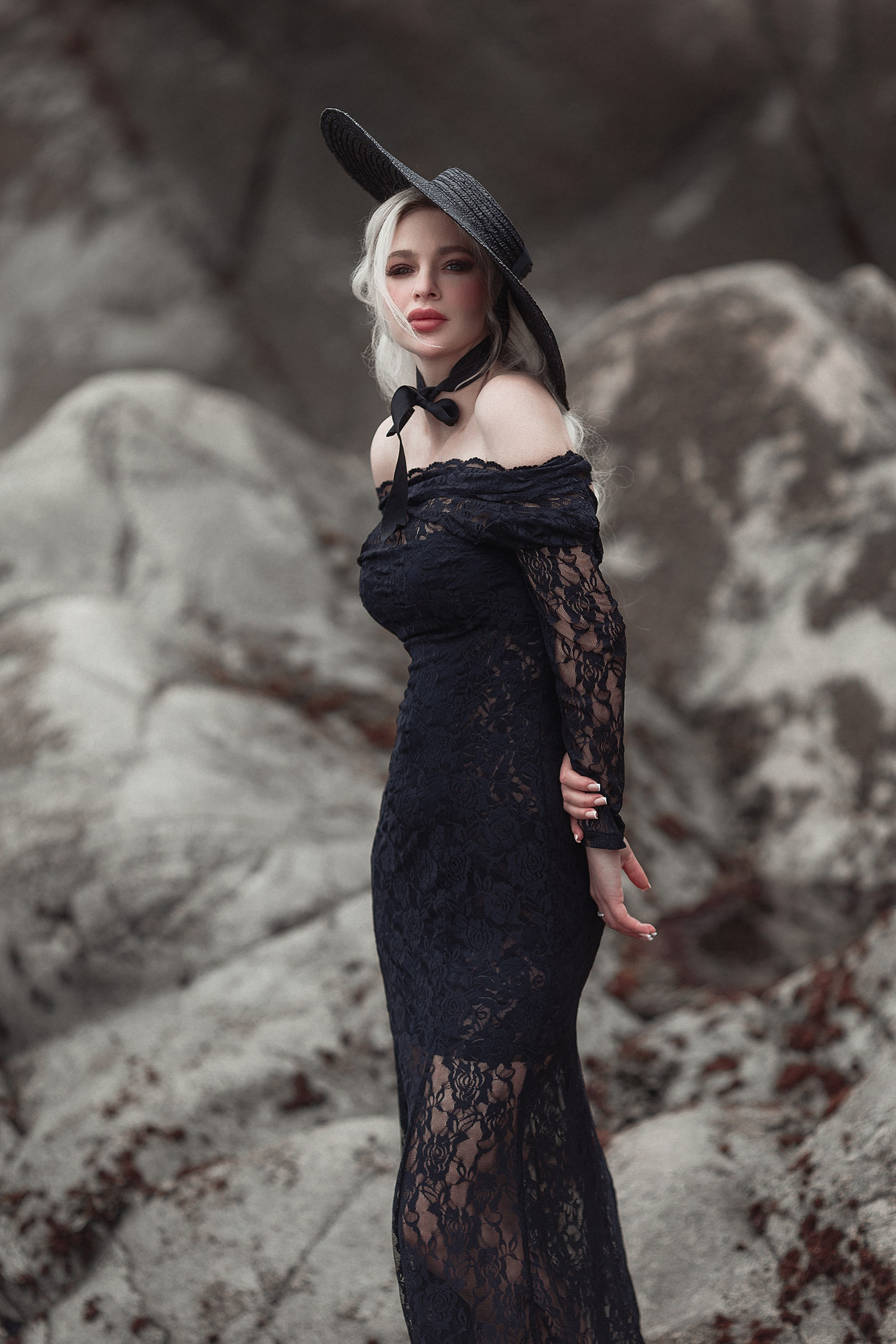 У скал. Фотограф Алёна Яковлева