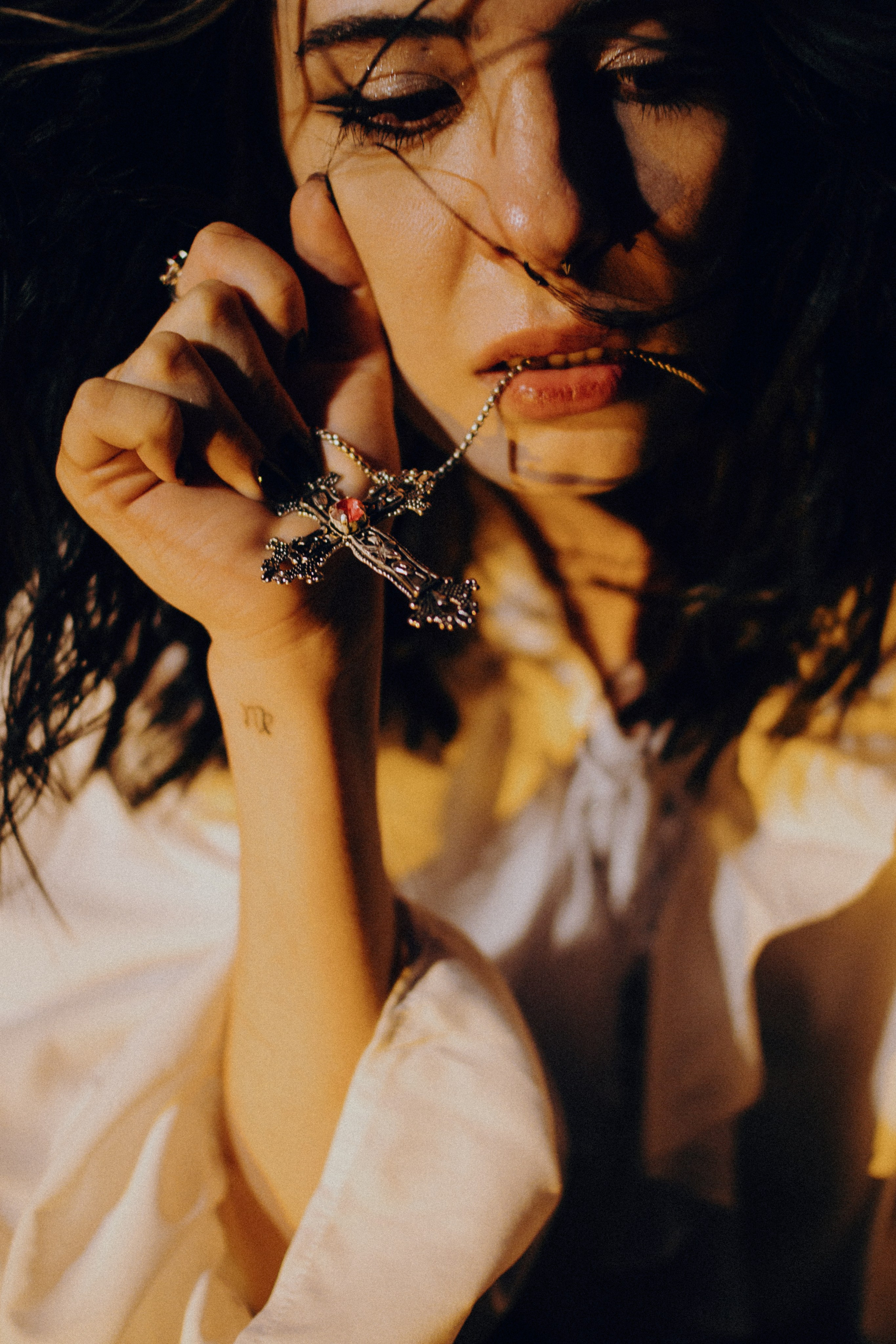 Съёмка у моря с оленьими рогами