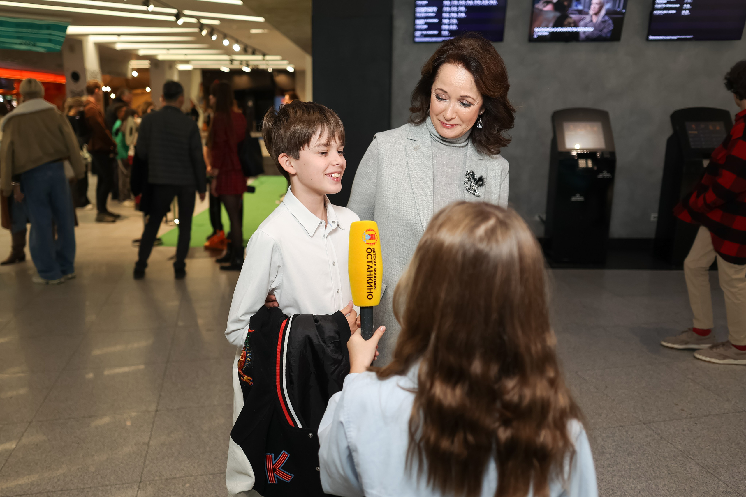 Школа «Останкино» на премьере Робин Гуд. Репортажный фотограф видеограф в Москве Ольга Плаксина