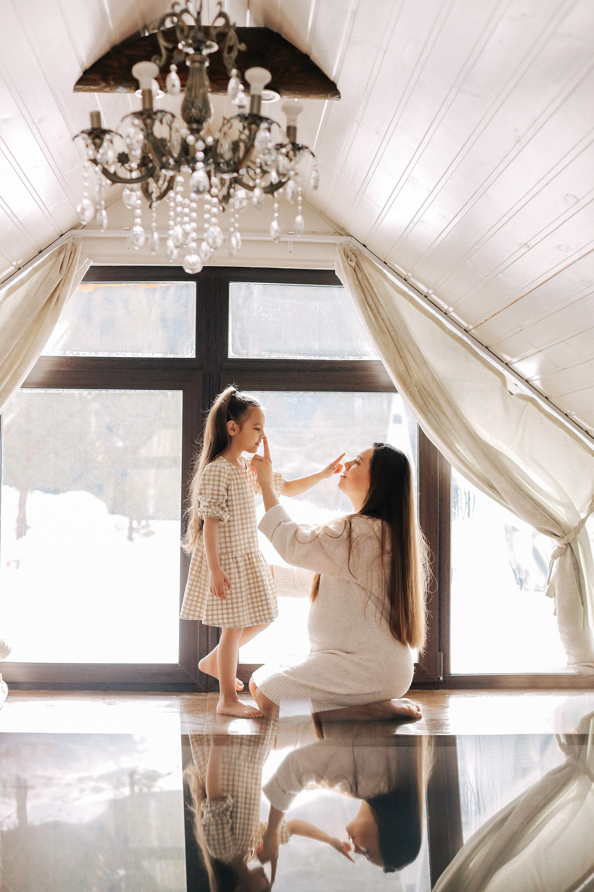 Мама в ожидании и дочка дома. Фотограф Кемерово