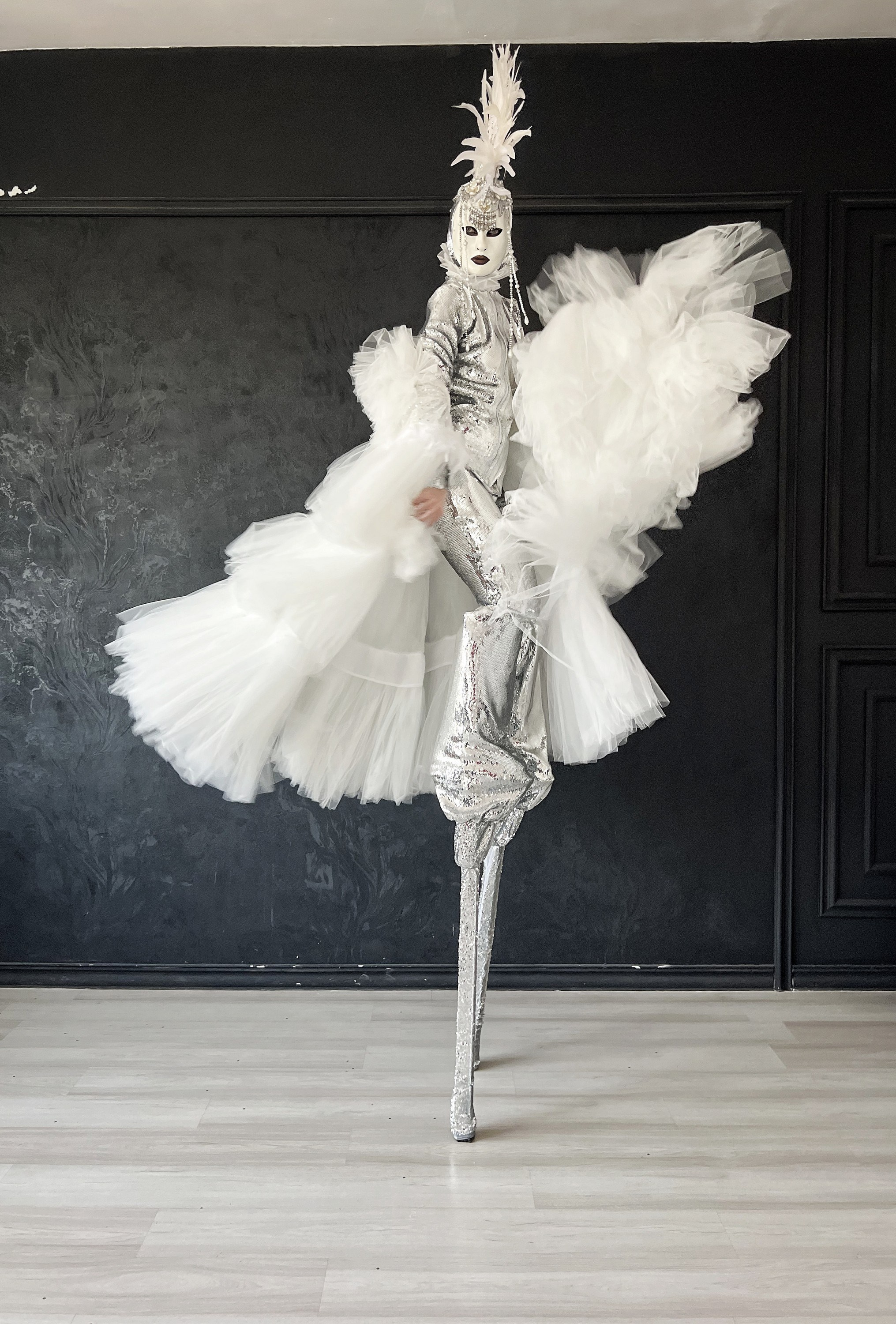 Персонаж серебряная Ворона. Мимы и Ходулисты на встречу гостей. Москва