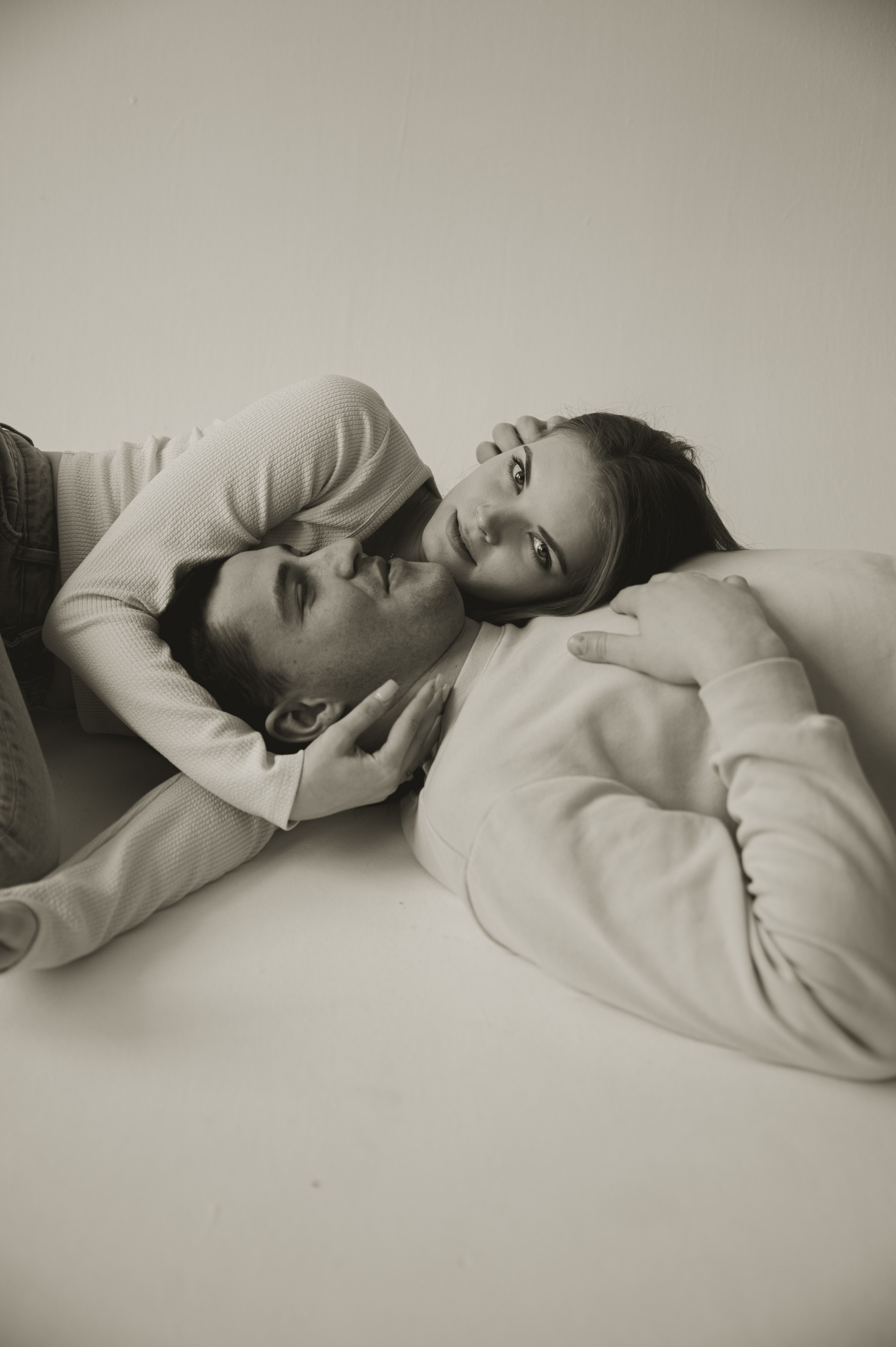 Предсвадебная лавстори в студии в Москве. Свадебный и портретный фотограф в Москве Жердев Даниил