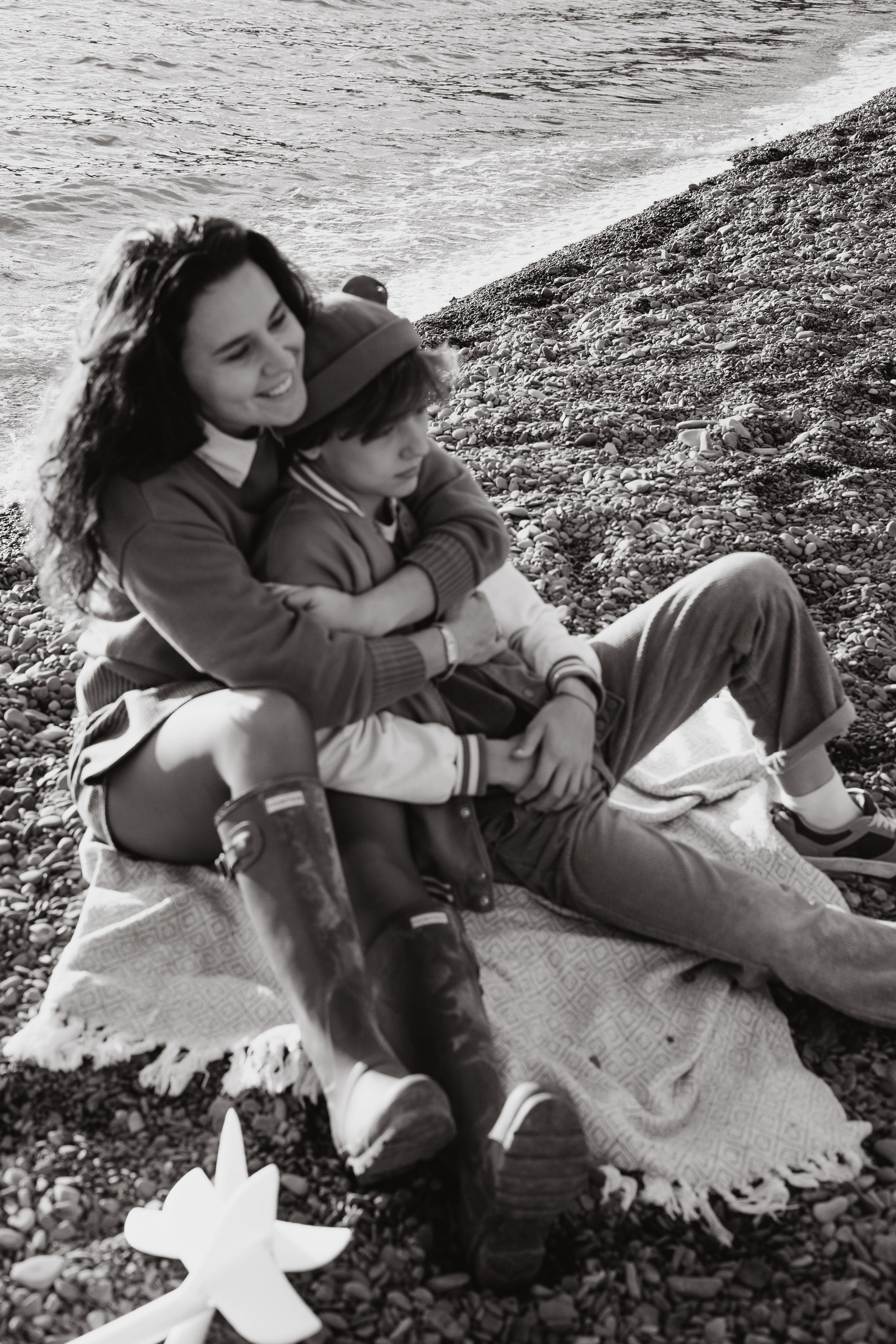 Семья улыбается и смеется во время фотосессии