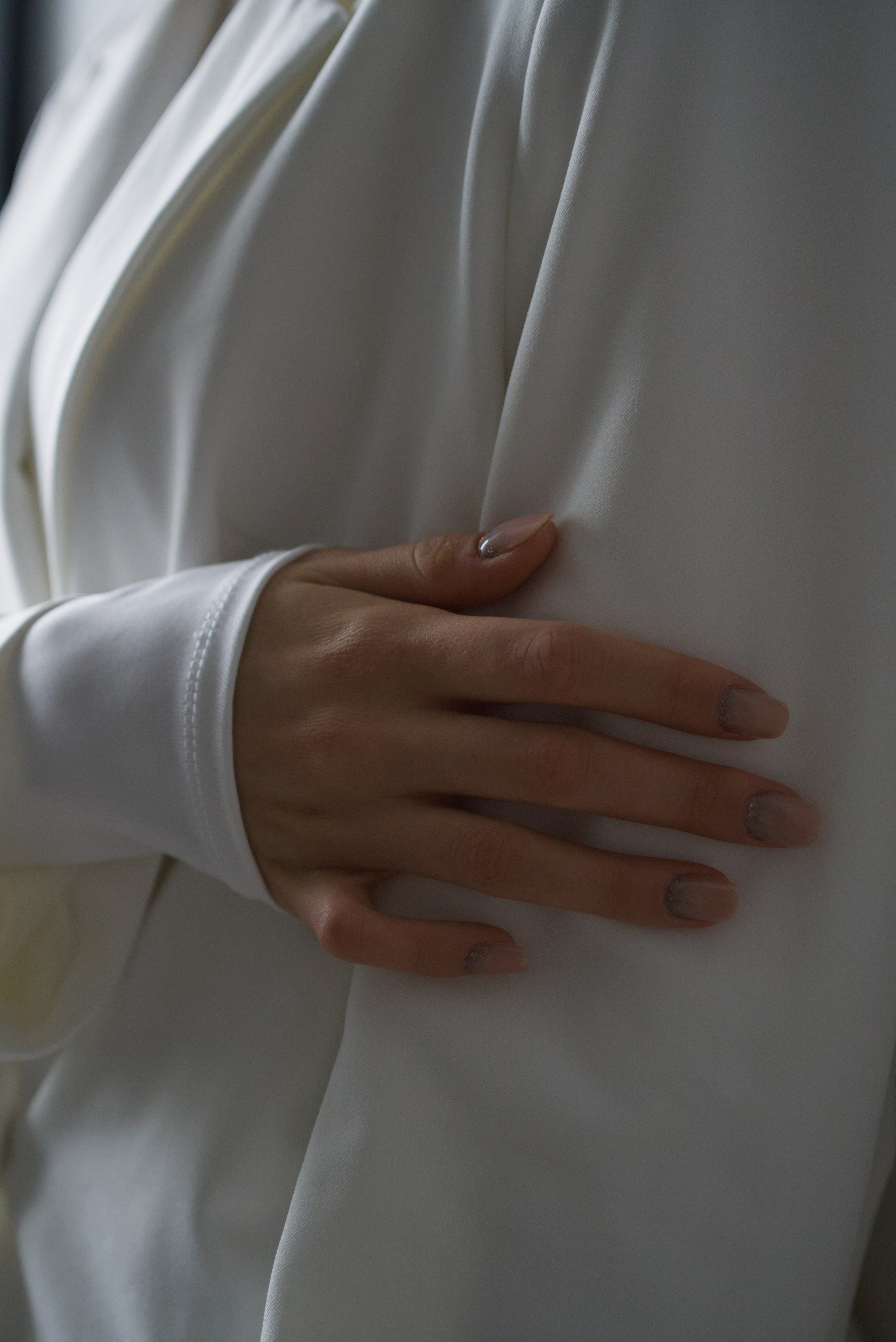 У окна в белом на белом. Мир глазами Саши Д