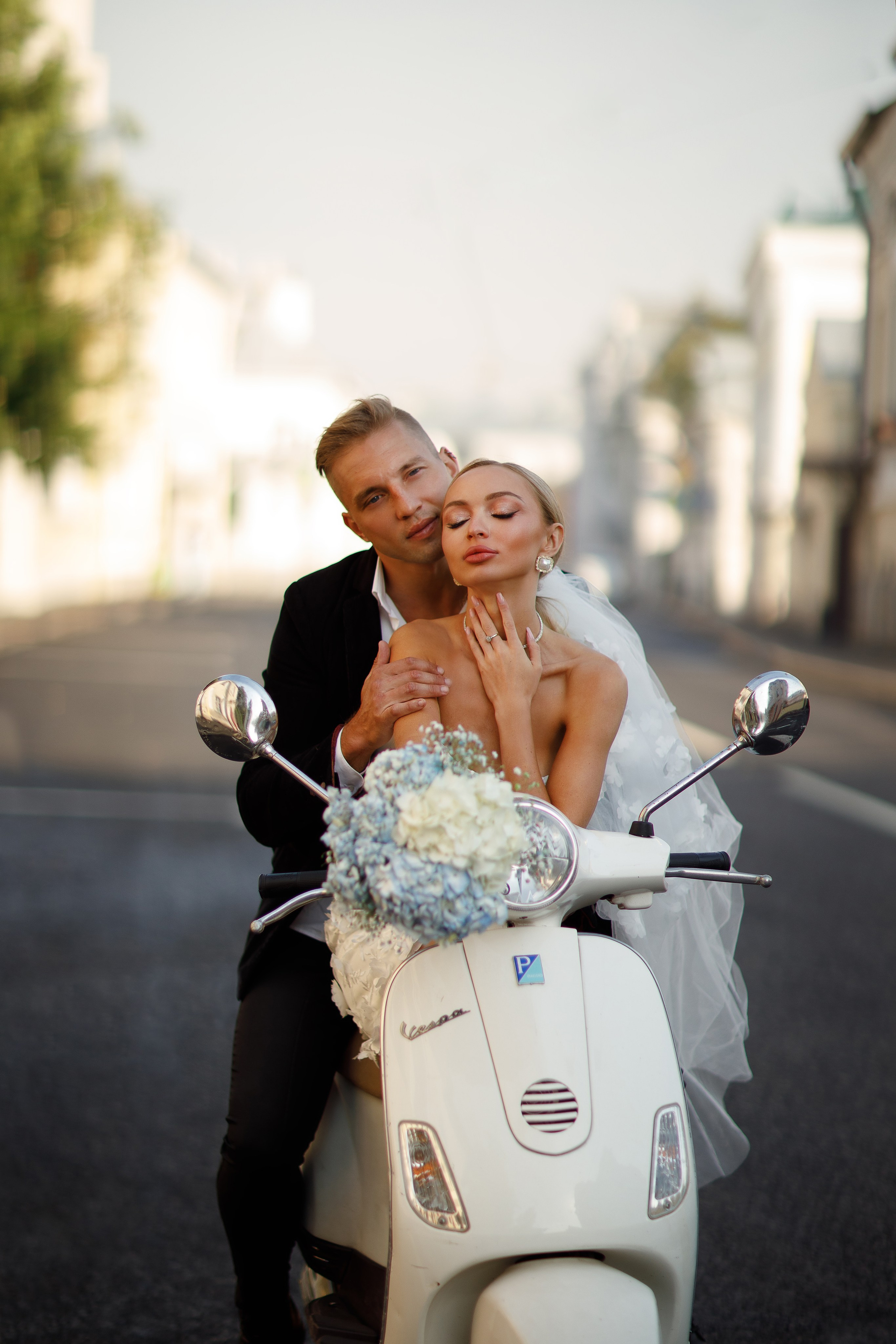 На мопеде Даша и Леша. Марковкина КрисТина