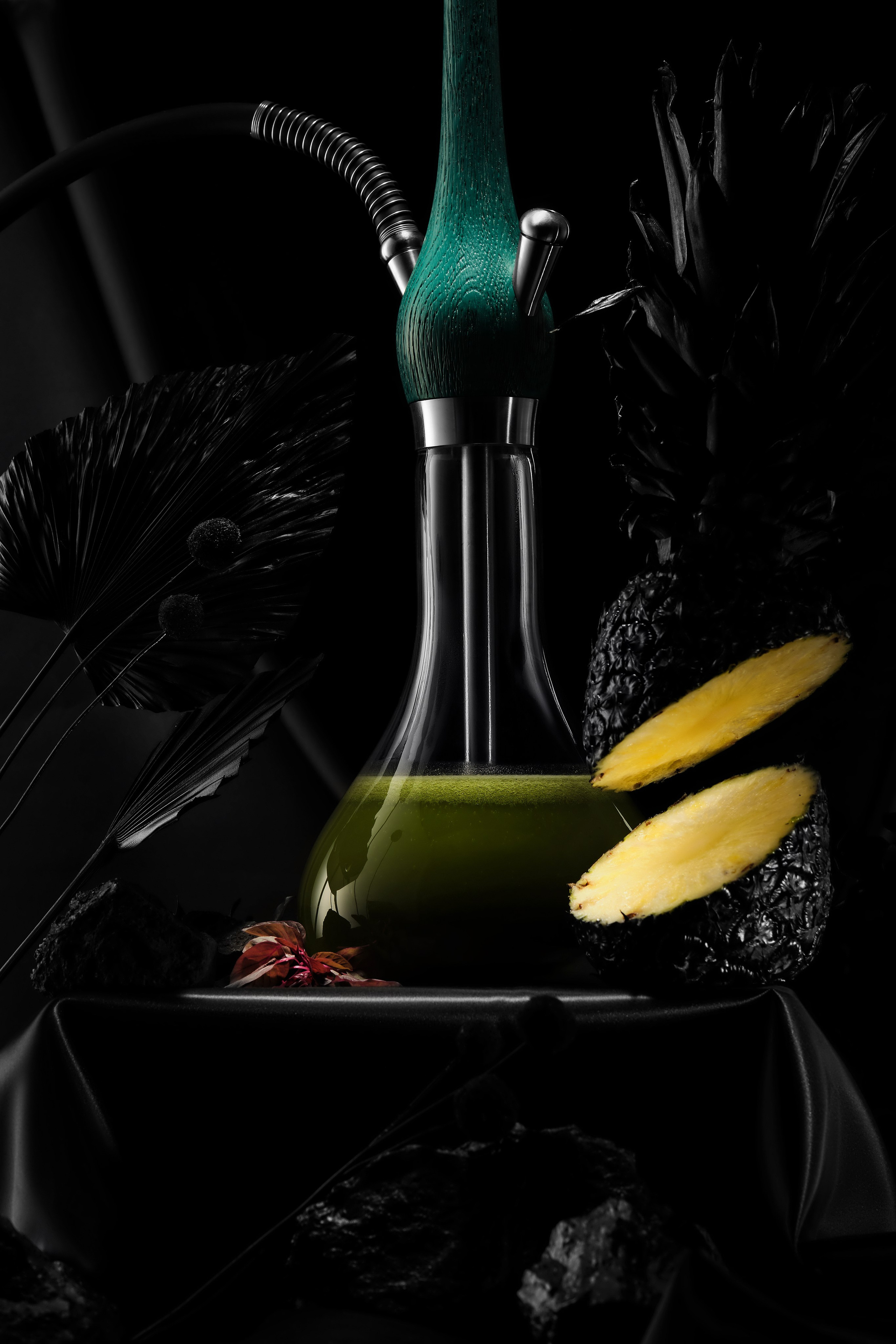 Рекламная фотосъёмка кальяна с ананасом, глубокие тёмные тона и мягкий направленный свет, передача текстуры и контраста, для промо и онлайн-продаж.