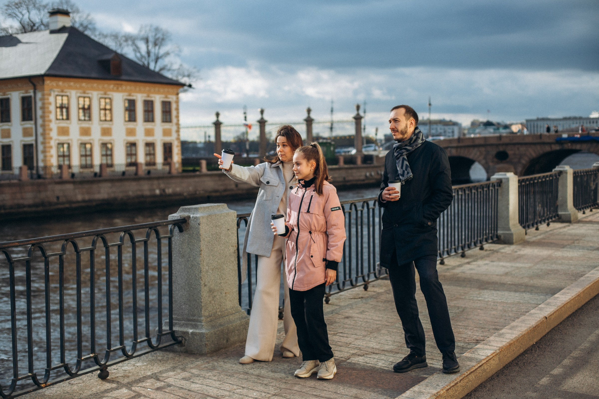 Аделина с семьей в мае. Фотопрогулка в Петербурге. Индивидуальный и семейный фотограф в Санкт-Петербурге
