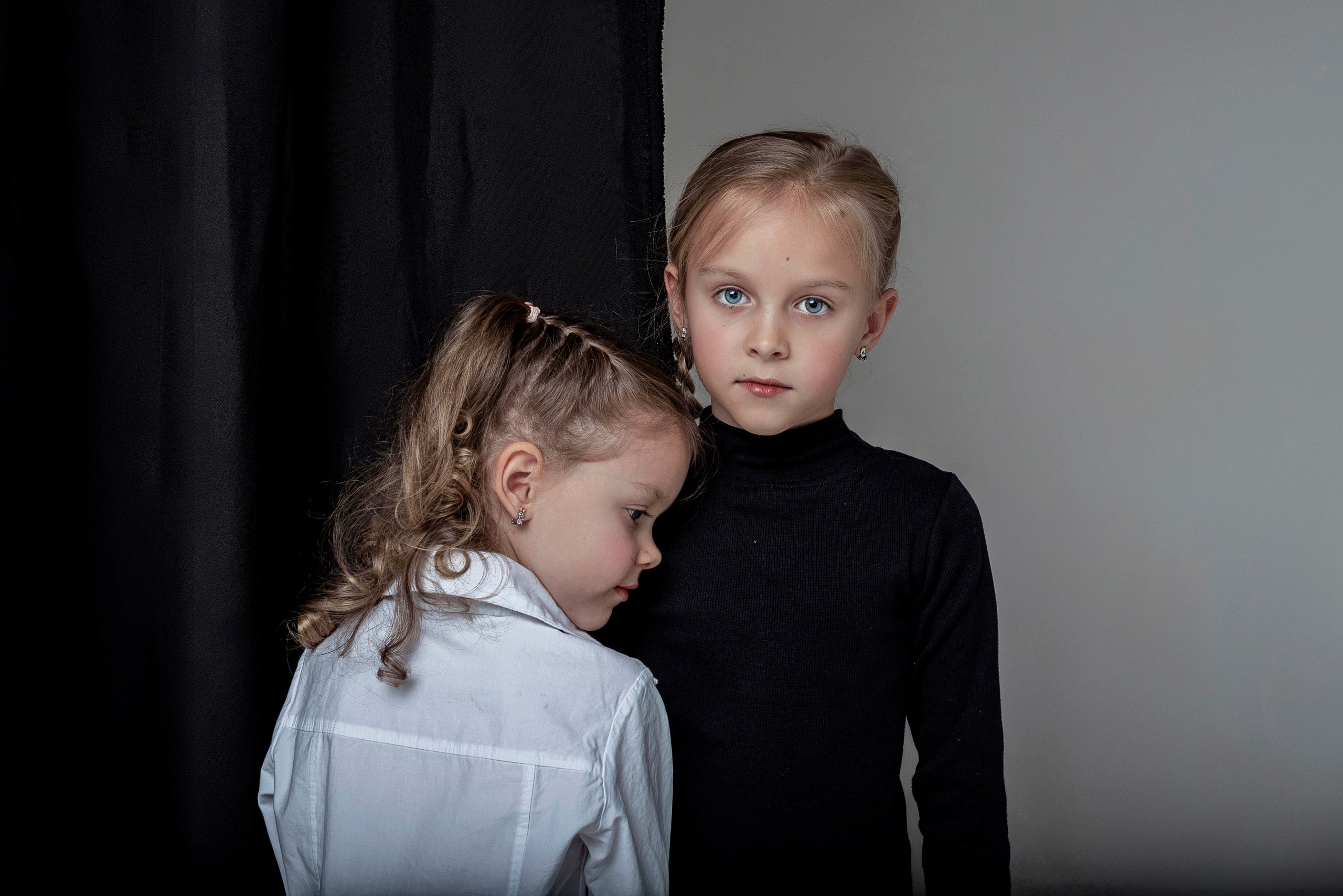 Детская фотосессия сестёр в Сочи. Детский студийный фотограф Сочи