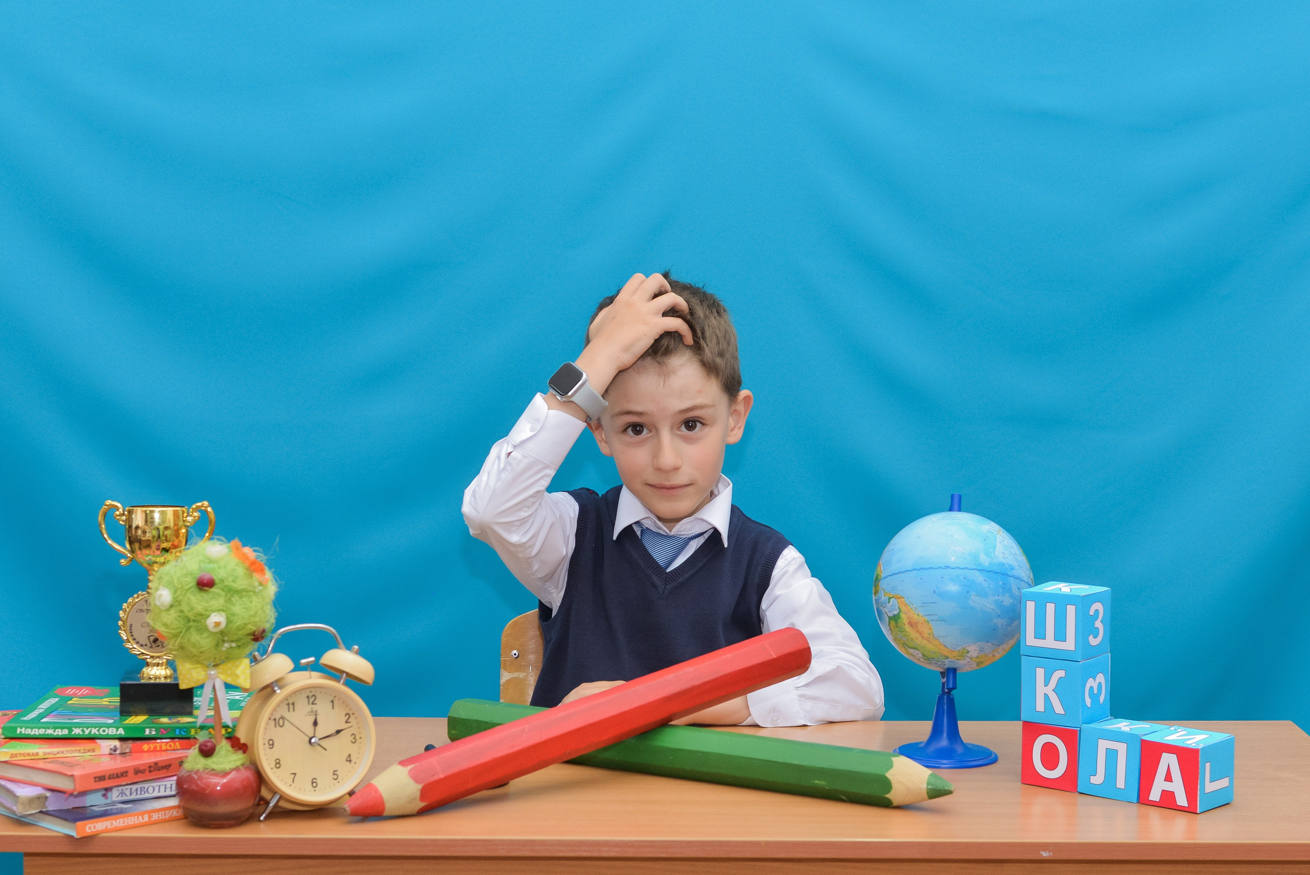 Первоклашки на синем фоне. Детский и школьный фотограф в Костанае Рабига Сейткенова