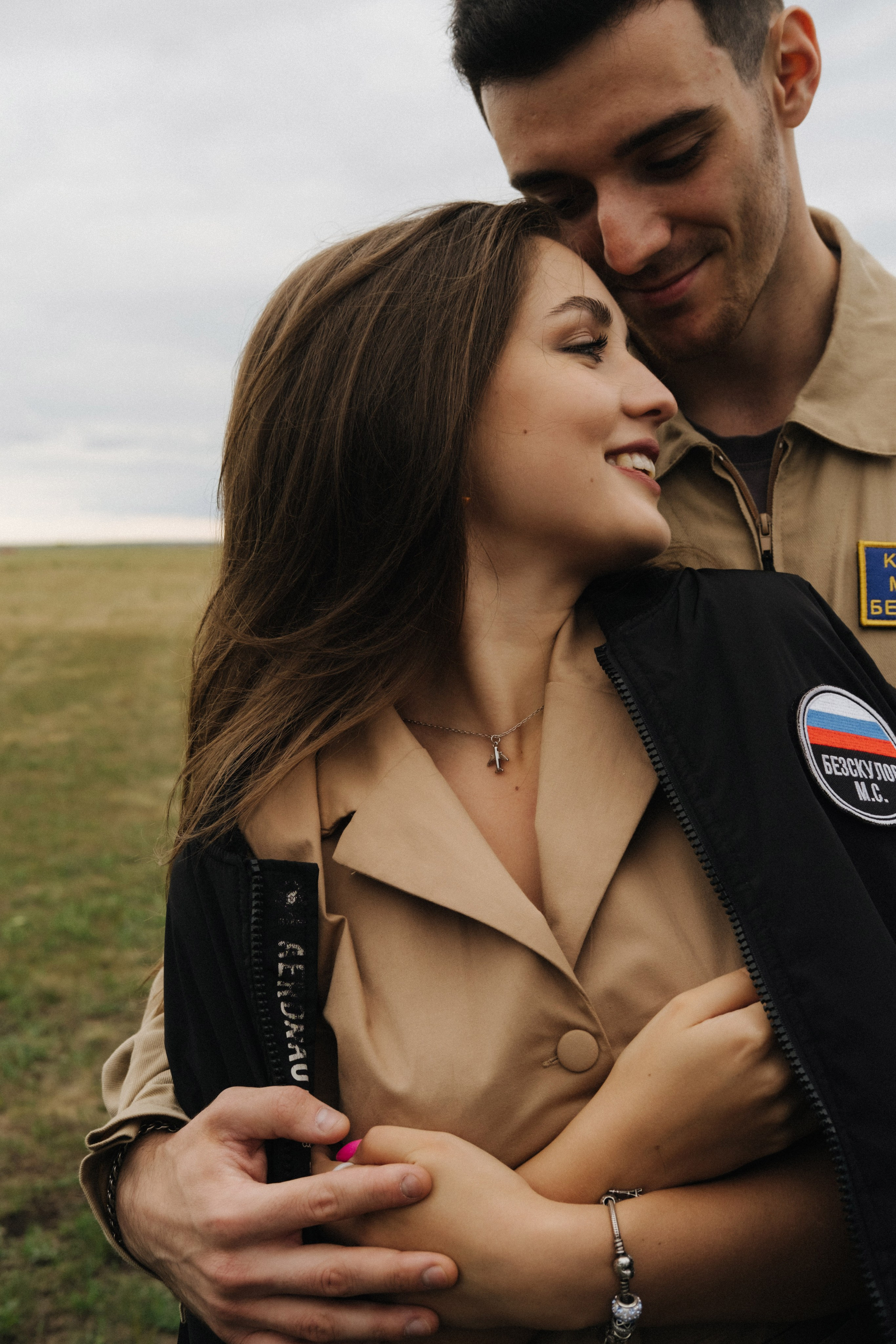 Фотосессия пары с самолетом в Екатеринбурге. Свадебный фотограф в Екатеринбурге — заказ профессиональной фотосесии, все виды фотосъемки