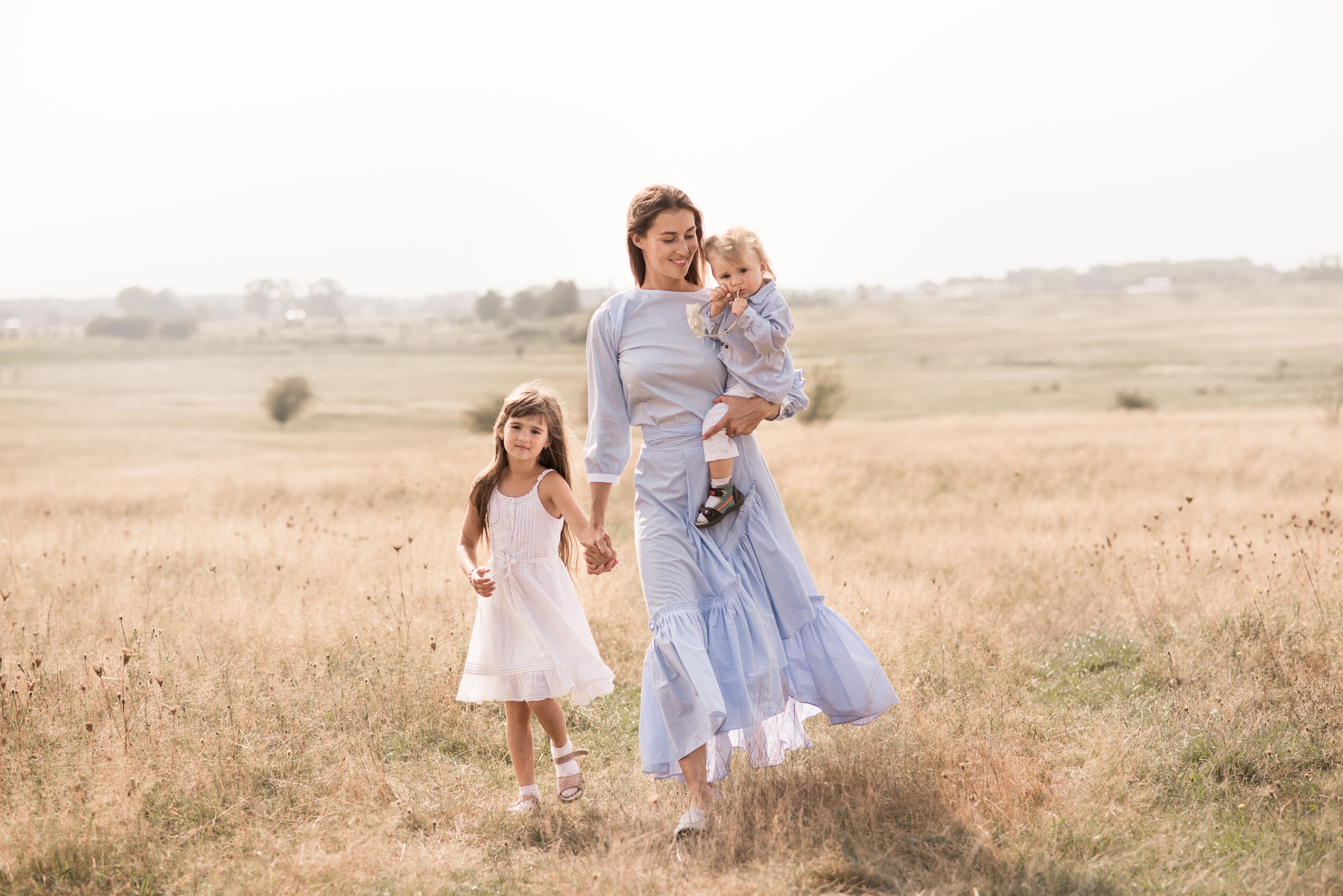 Entdecken Sie eine professionelle Familienfotoserie im Freien. Natürliche Posen, warme Farben und authentische Momente für moderne Familienfotografie.