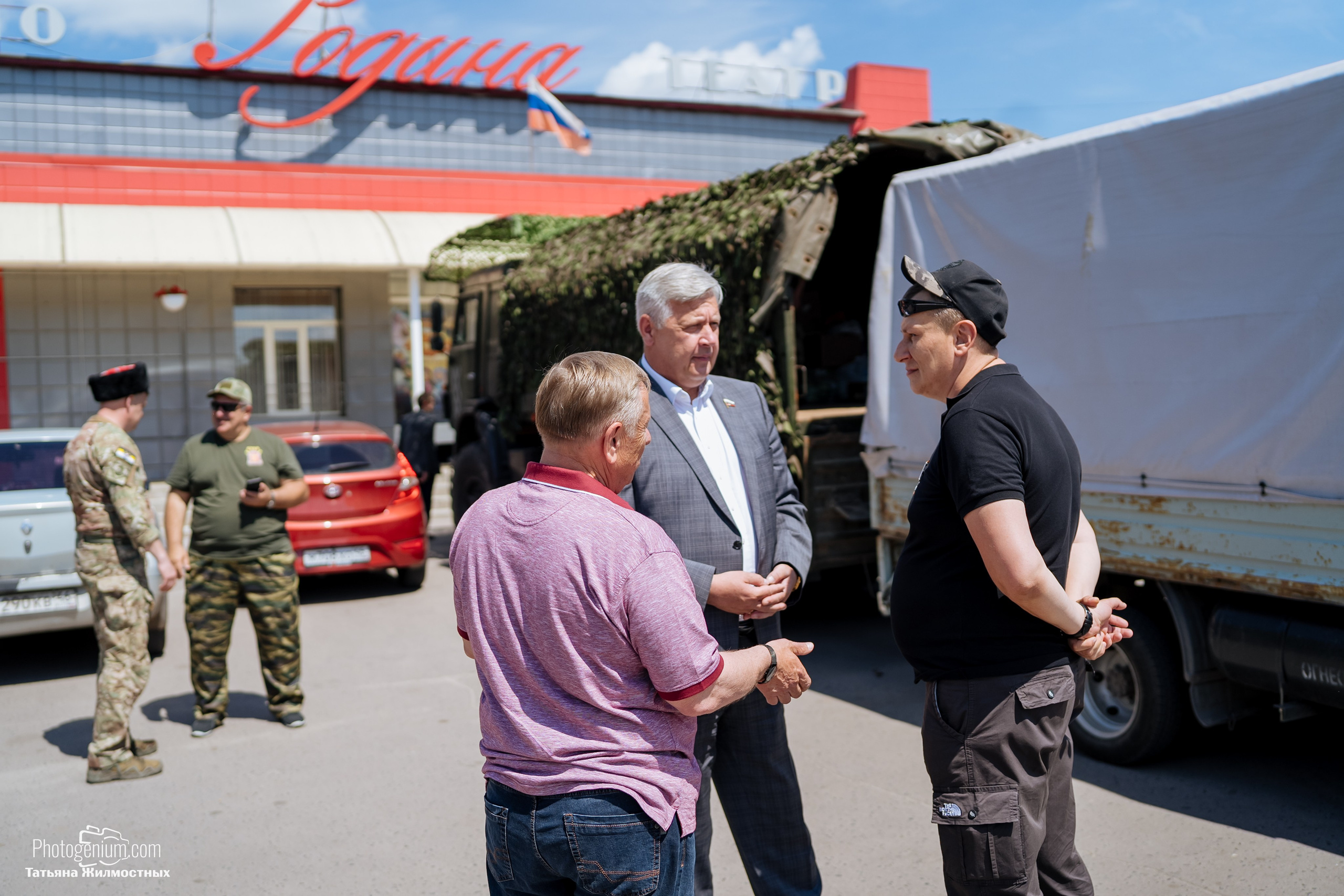 8 июня «Патриоты из Курска» сбор гуманитарной помощи у кинотеатра «Родина». Фотограф Нижний Новгород Татьяна Кейод