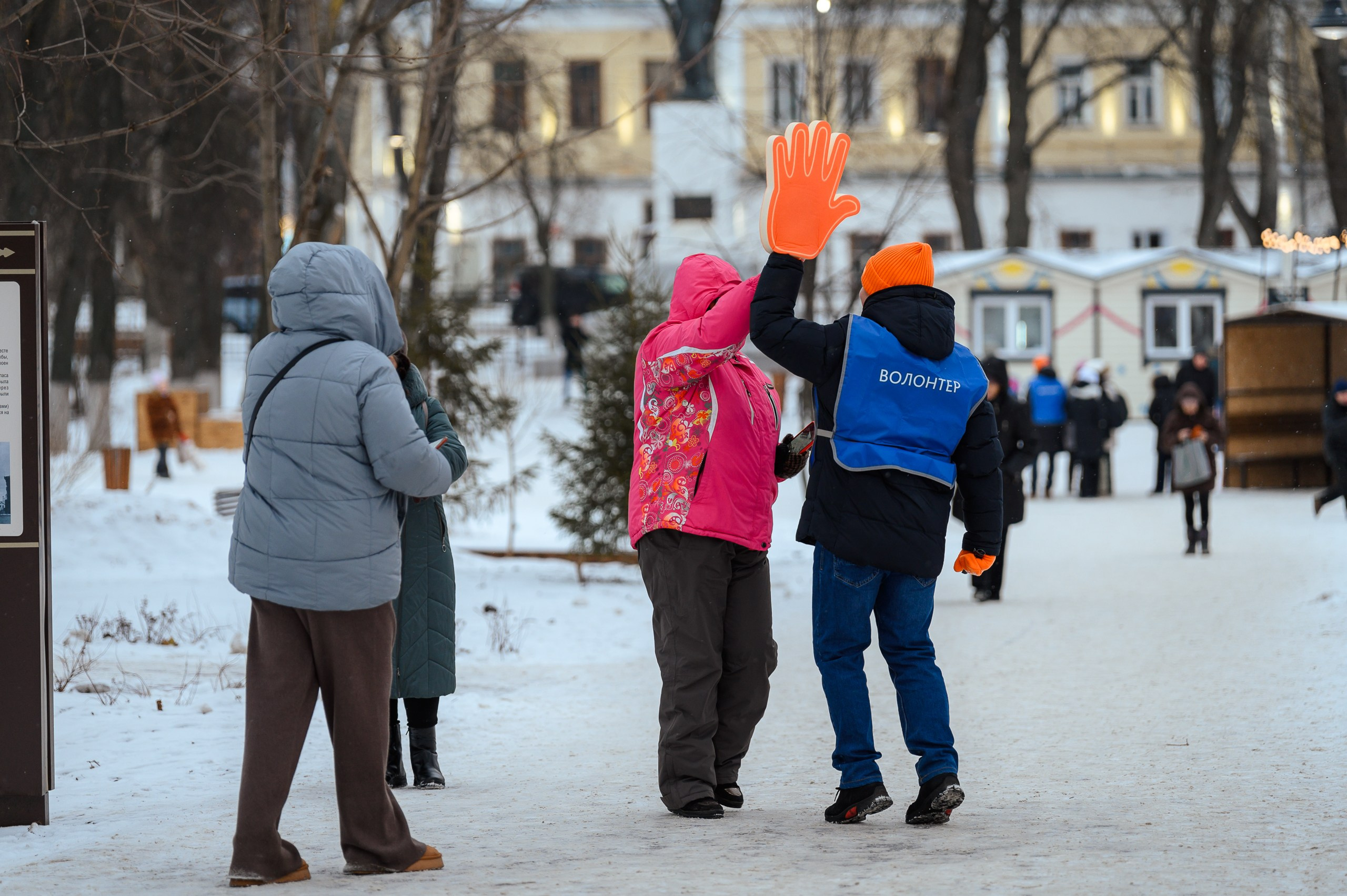 Новогодние волонтеры | Открытие Новогодней столицы Кирова 2025. Репортажный фотограф в Кирове Александр Лутошкин
