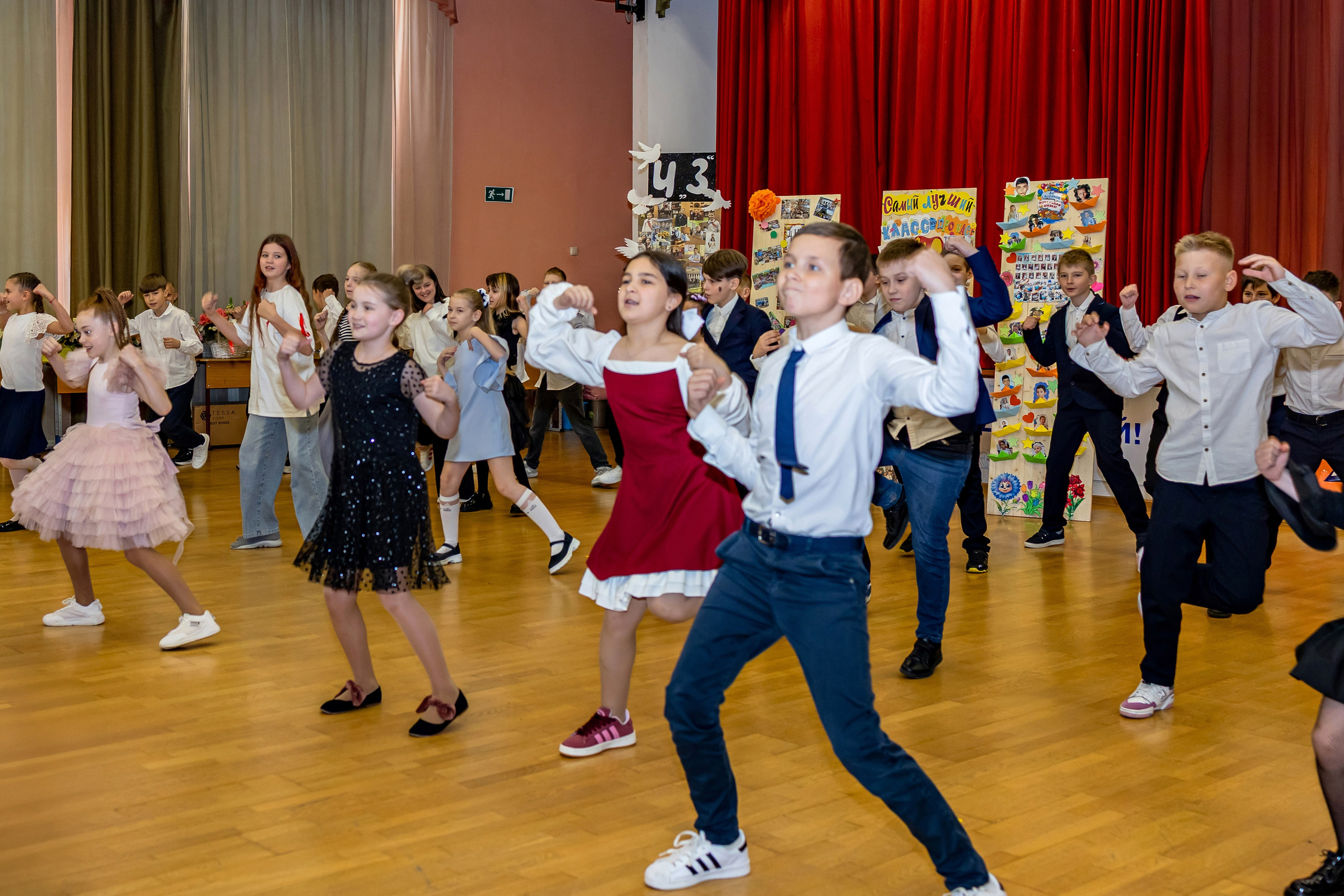 Выпускной праздник в начальной школе. Фотограф и видеограф Москва. Свадебный фотограф, видеограф. Выпускные альбомы. Оживающие альбомы