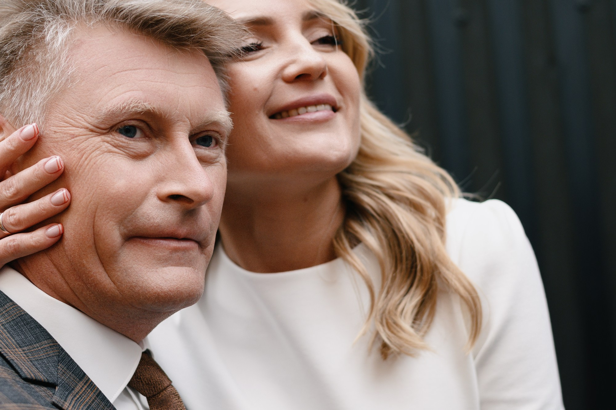 Крупный план: нежный момент между женихом и невестой в торжественной обстановке