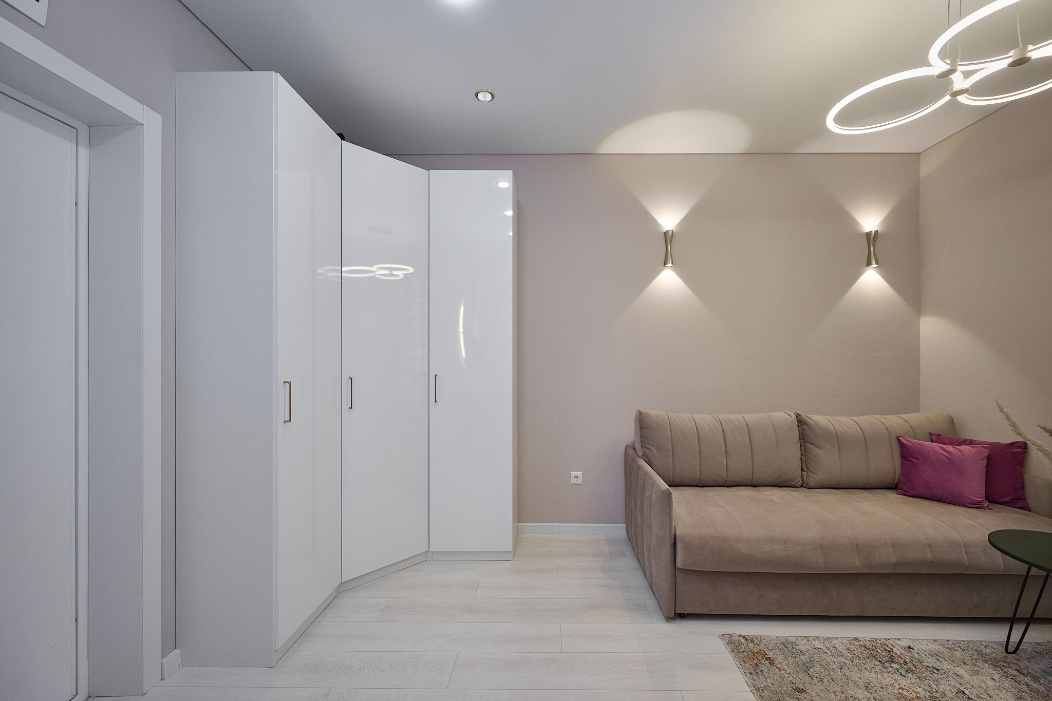 белый шкаф коричневый диван 