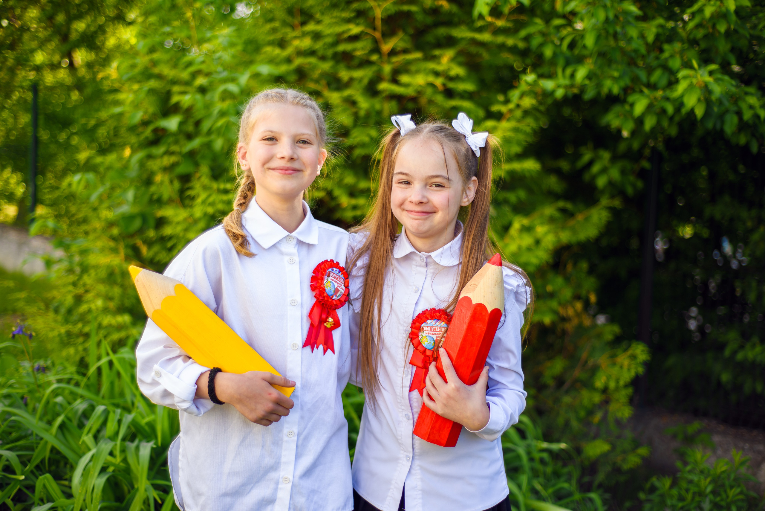 Фотосъемка в школьном саду. Фотограф. Выпускные альбомы в Барнауле