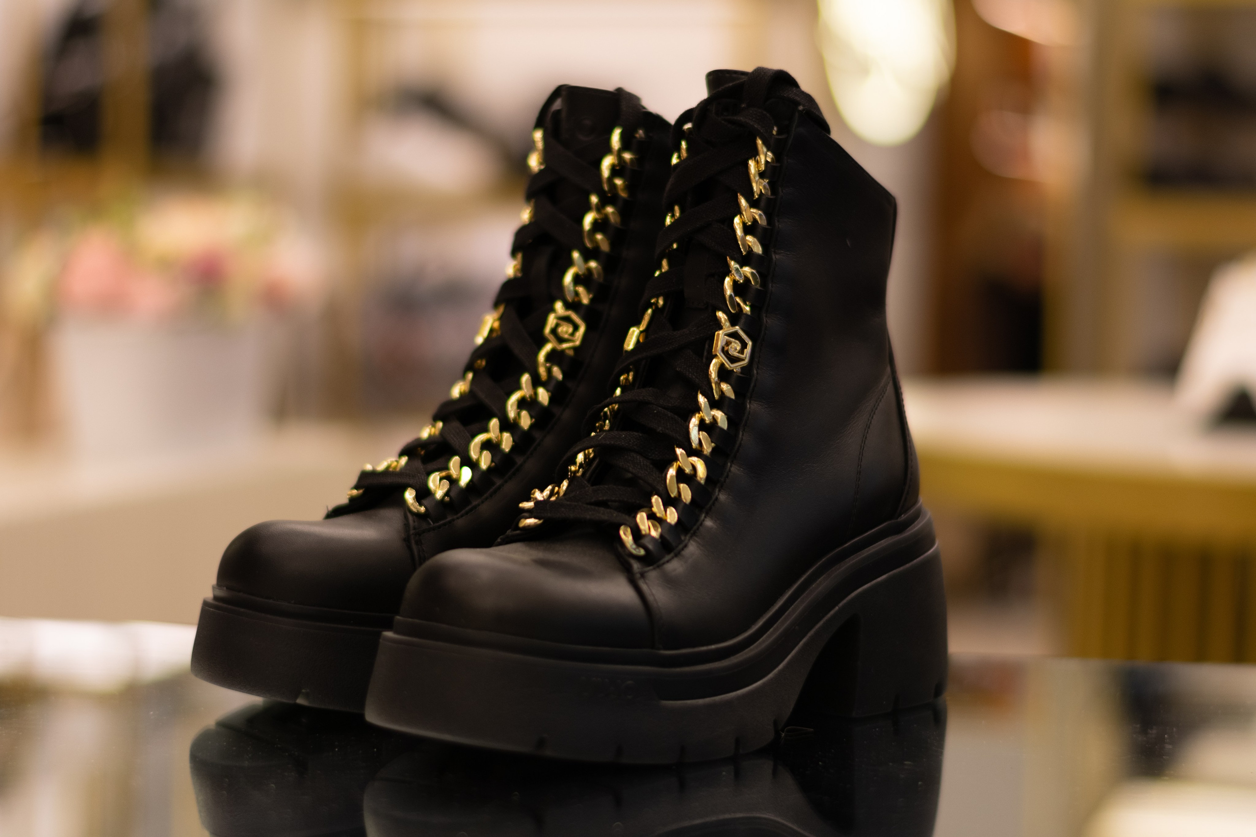 Для организаций. Предметная фотосессия для обувного магазина Capsula. Фотограф/видеограф Богдан Голованов