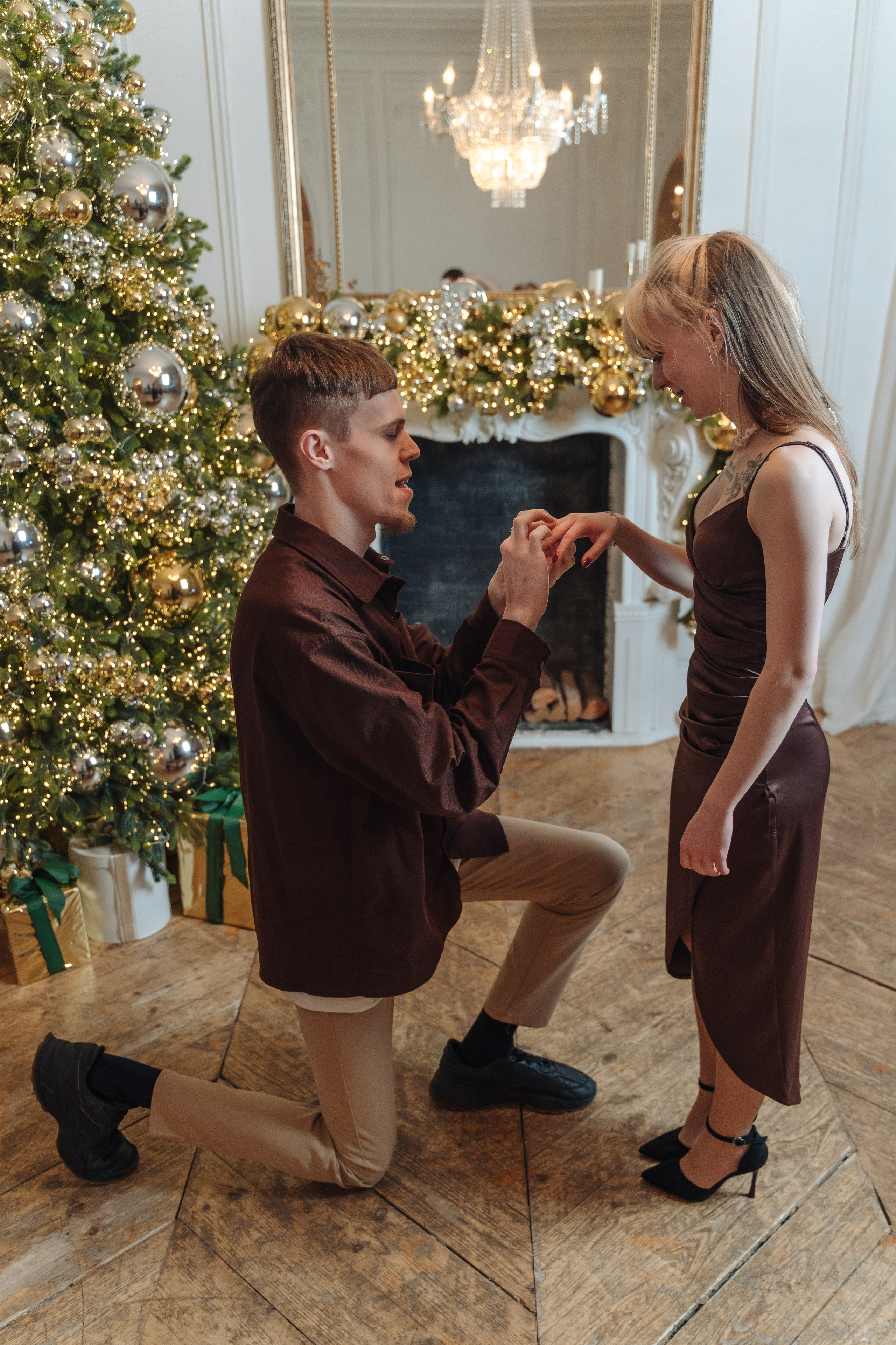 Зимняя фотосессия лавстори с предложением руки и сердца в фотостудии