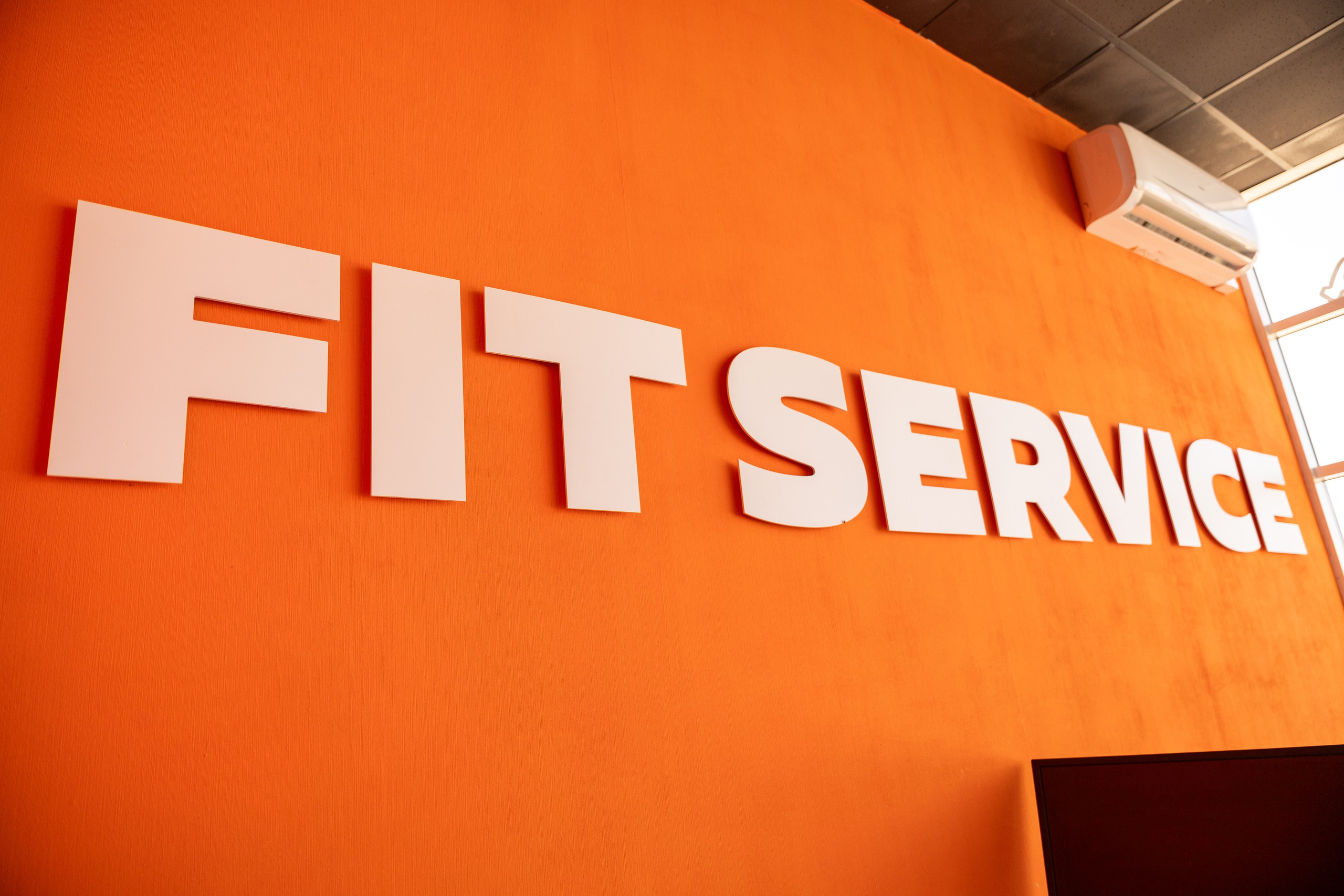 Интерьерная фотосъемка автосервиса Fit Service в Краснодаре — сеть СТО Профессиональная фотосъемка интерьера техцентра в Краснодаре. Шедевры для Вас! Фотограф и Видеограф в Краснодаре Пахиев Руслан