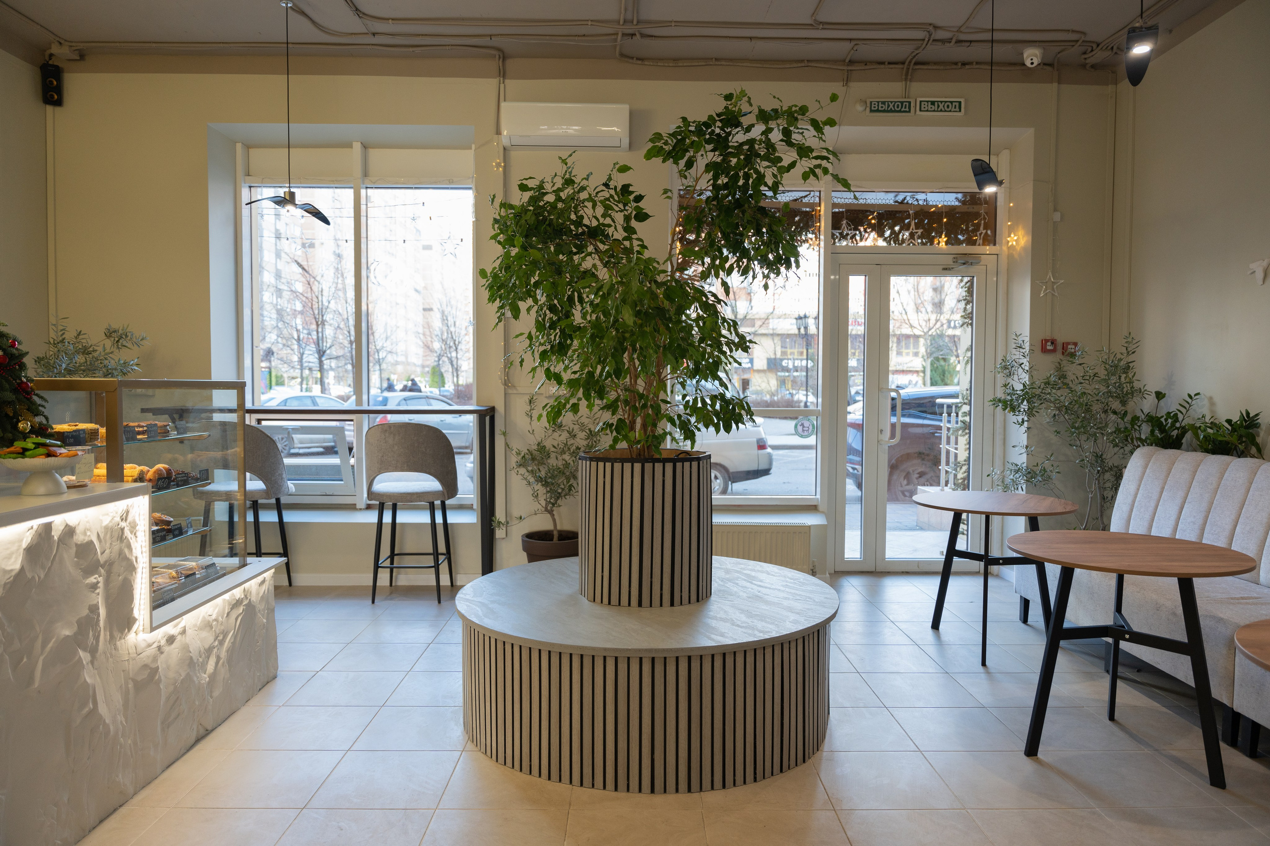 Интерьерная фотосъемка кофейни Love and Coffee — уютное место в Краснодаре Профессиональная фотосъемка интерьера кофейни в Краснодаре — Love. Шедевры для Вас! Фотограф и Видеограф в Краснодаре Пахиев Руслан