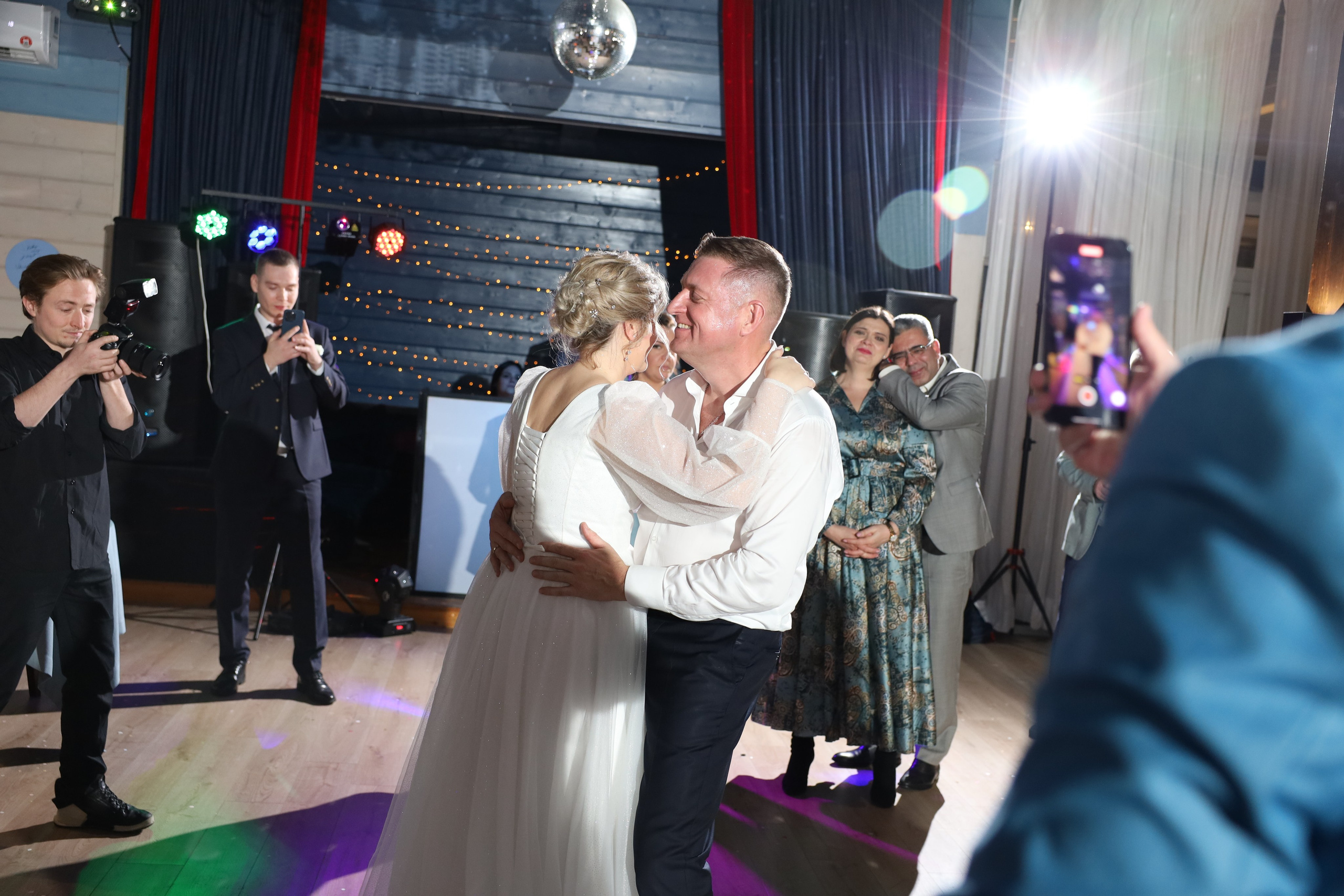 𝒜𝓇𝓉𝑒𝓂 & 𝐿𝓎𝓊𝓈𝓎𝒶 (𝓇𝑒𝓈𝓉𝒶𝓊𝓇𝒶𝓃𝓉). 𝑀𝑜𝓈𝒸𝑜𝓌. Свадебный фотограф в Санкт-Петербурге