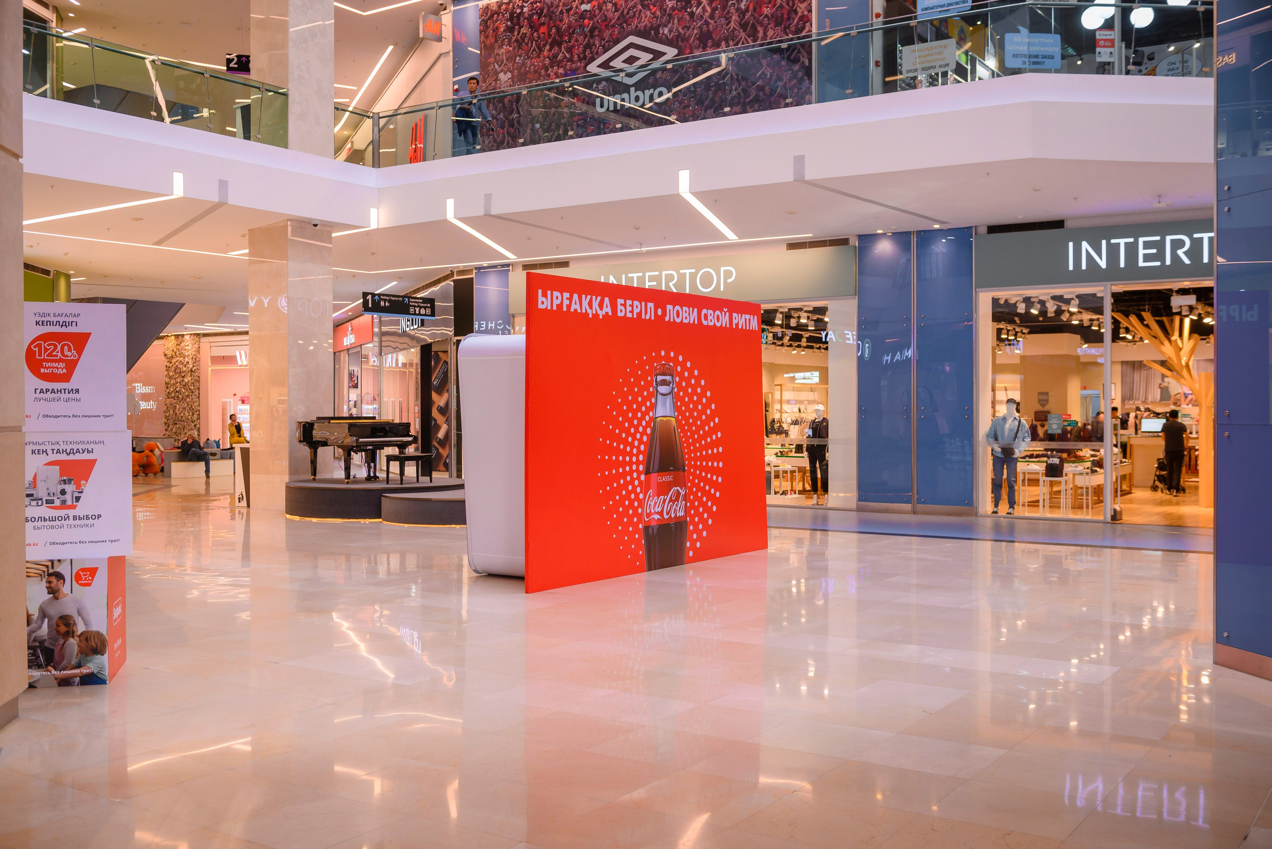 Инсталляция Coca-Cola в ТЦ Fоrum. Интерьерный и репортажный фотограф в Алматы