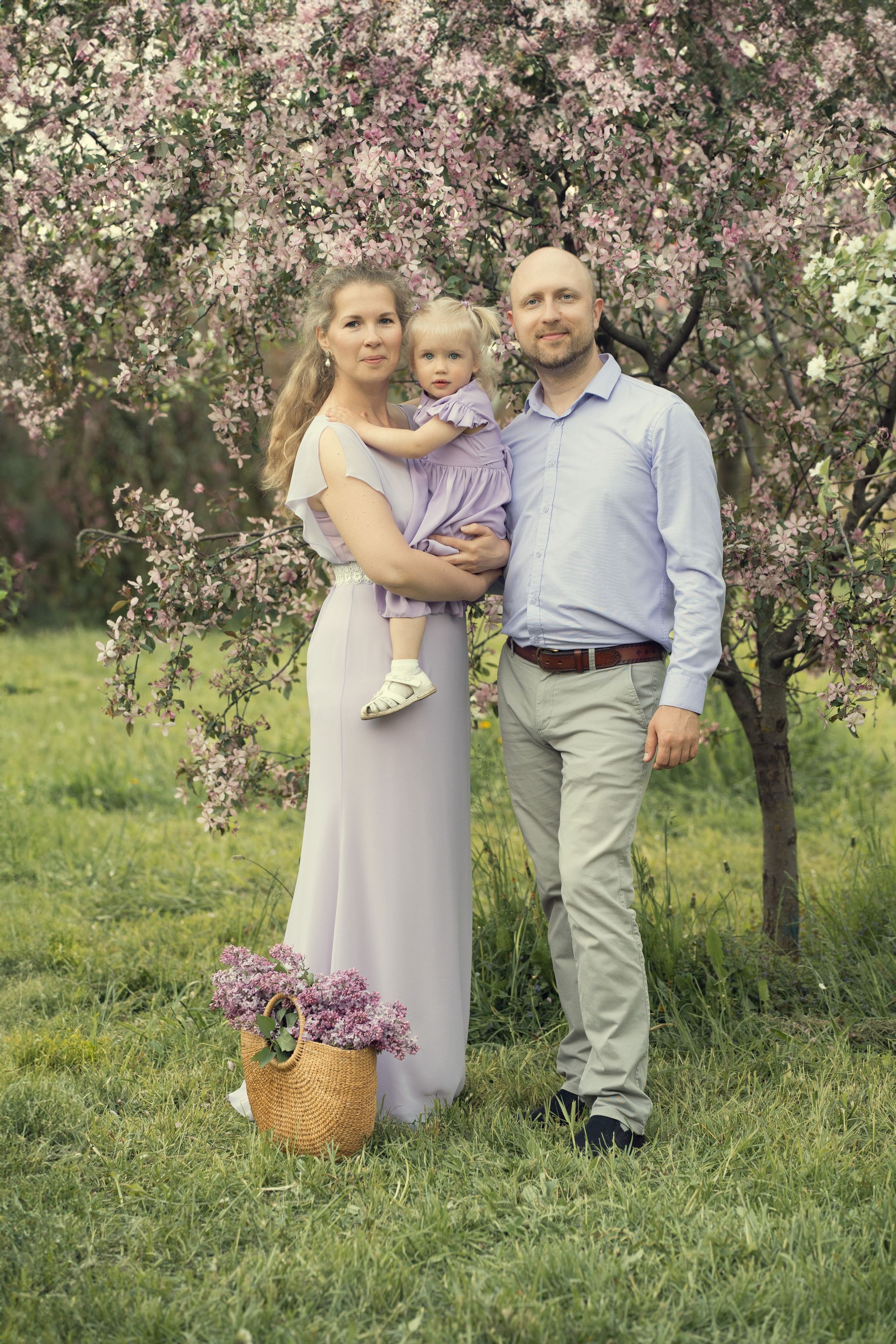 семейный портрет у цветущем саду в начале лета