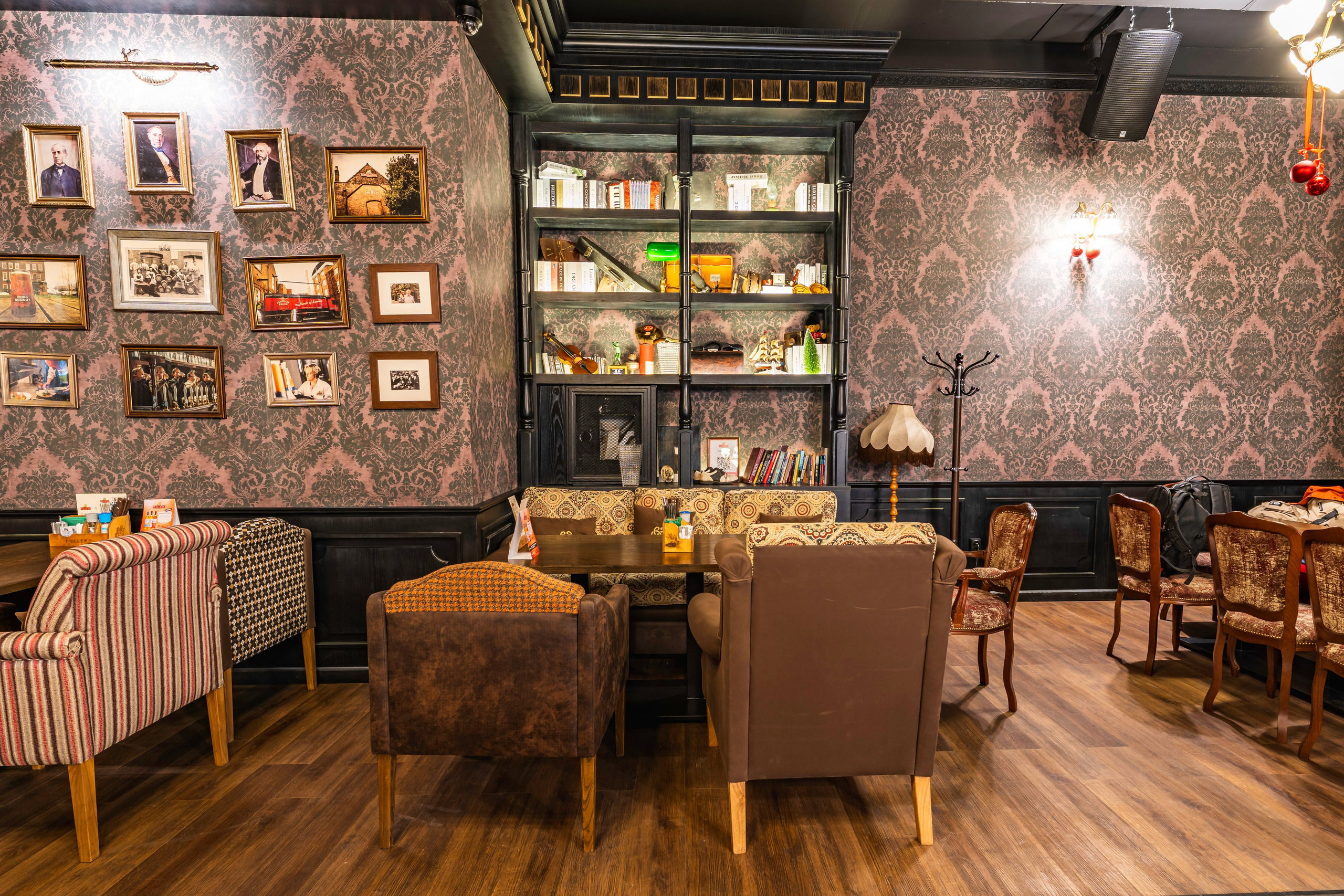 Алматы, Fuller's Izumrud — небольшой уютный паб в тихом районе, декабрь 2025. Интерьерный фотограф Алматы