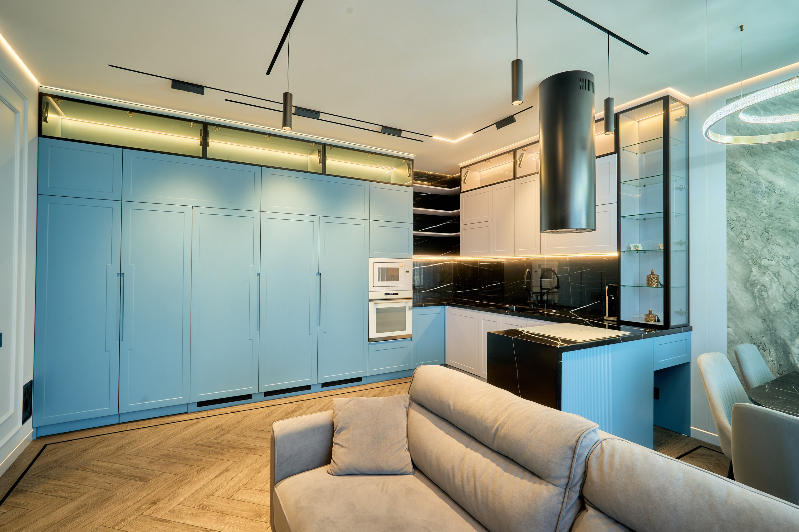 Фотосъёмка и видео тур квартиры с ярким дизайном и видом на Москва-Сити | vhaus. Видеопродакшн недвижимости и архитектуры | Студия VHAUS