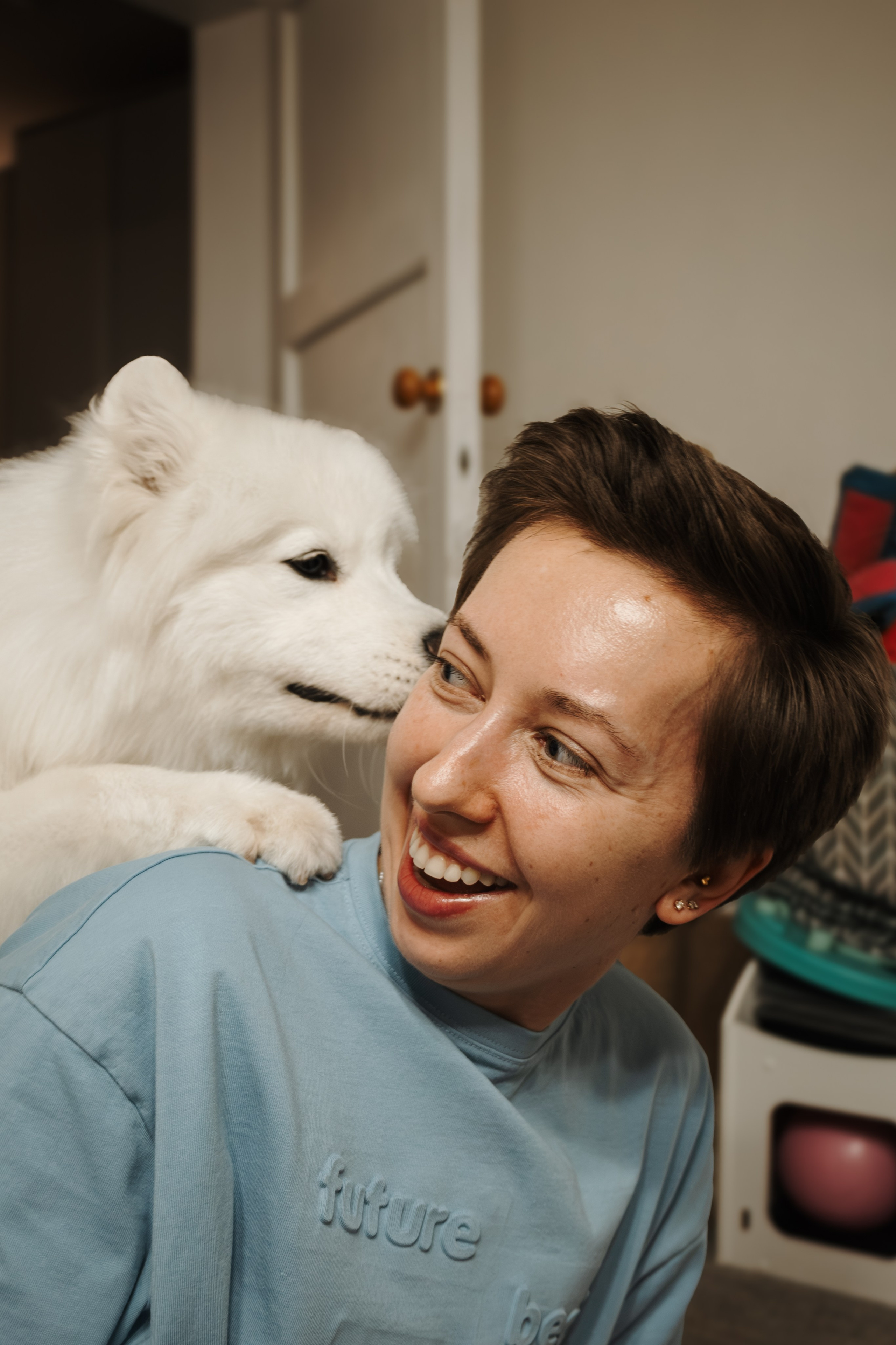 Домашняя фотосессия девушки с собакой и пара фото в дождливый день. Фотограф-анималист в Москве Екатерина Тихонова