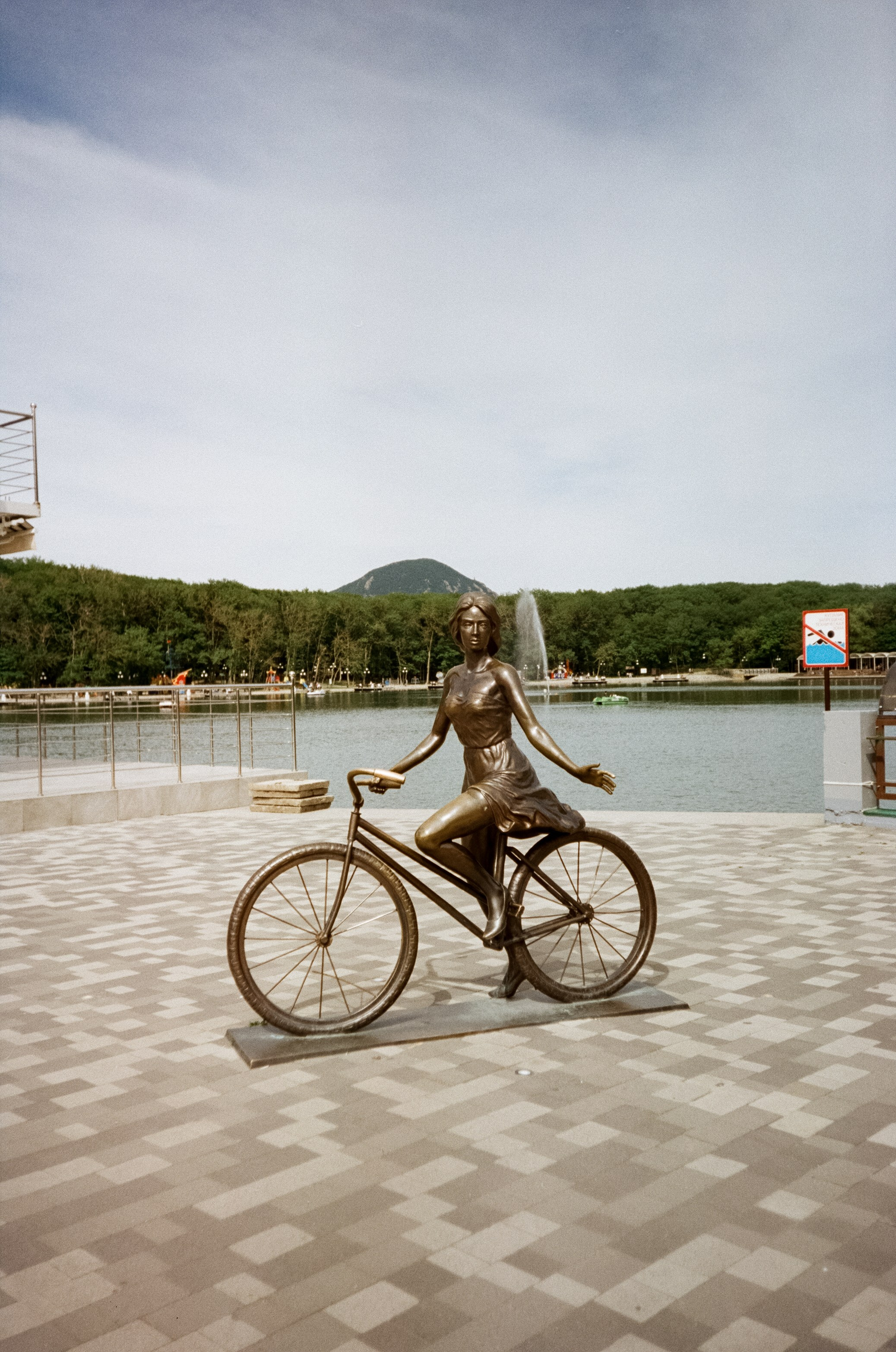 Курортное озеро и бювет-книга. Железноводск. Фотограф-документалист Мария Осокина